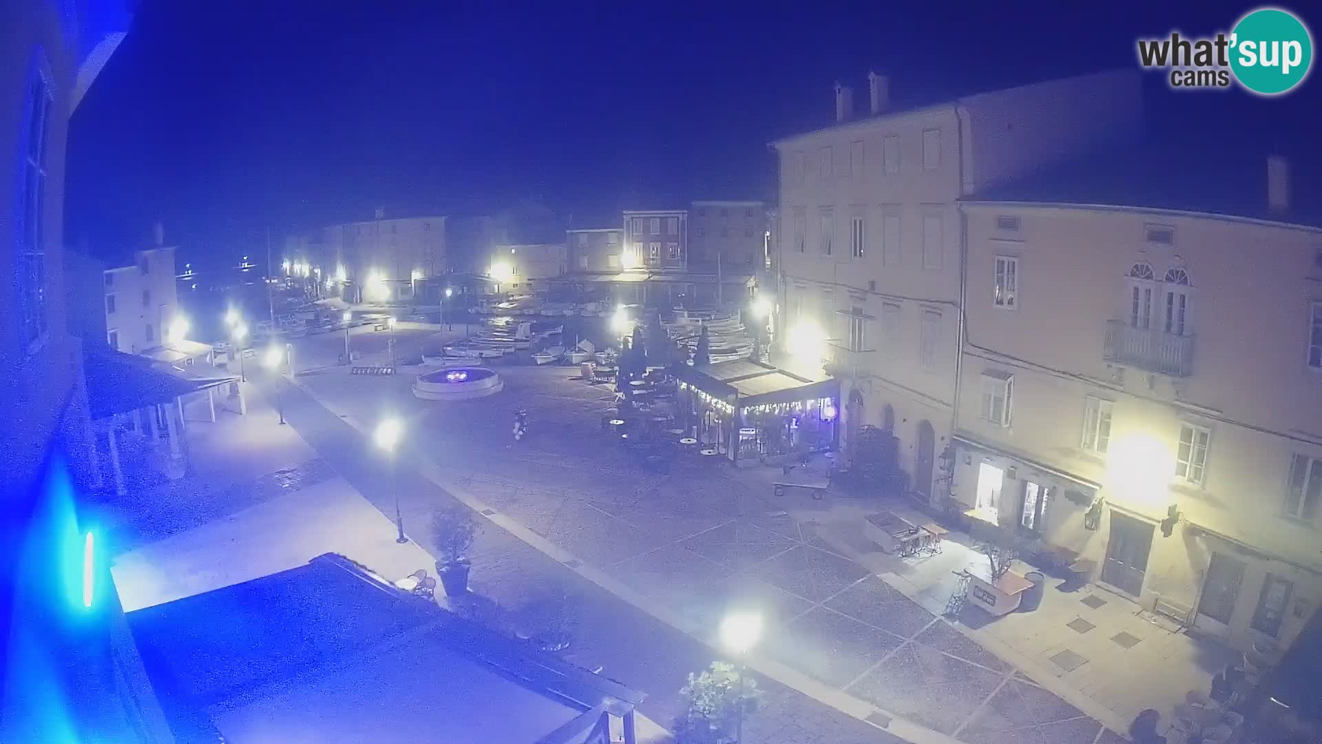 V ŽIVO spletna kamera Cres mesto – glavni trg in “mandrač” – otok Cres – Hrvaška