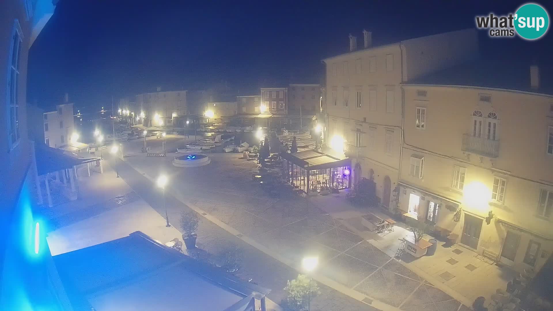 Web kamera Grad Cres – glavni trg i “mandrač” – otok Cres