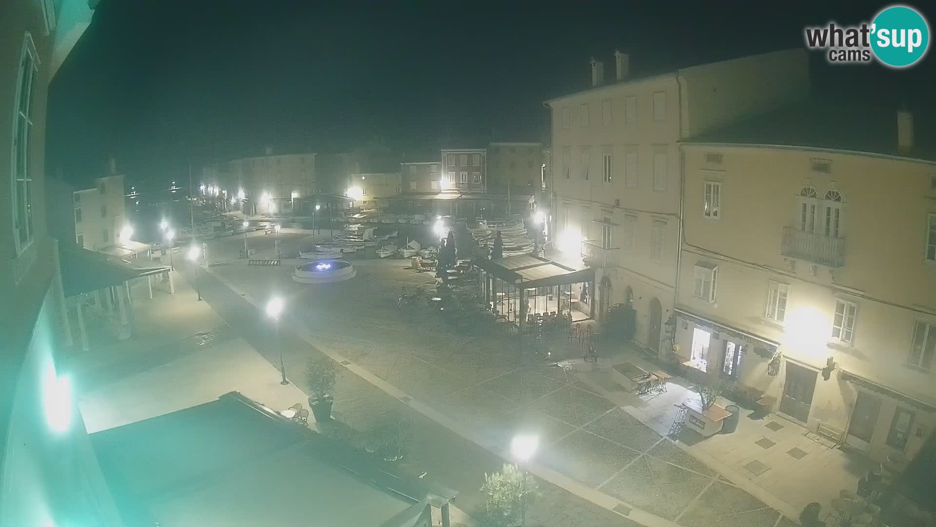 V ŽIVO spletna kamera Cres mesto – glavni trg in “mandrač” – otok Cres – Hrvaška