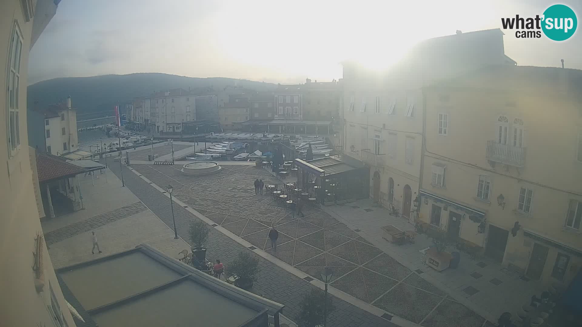 V ŽIVO spletna kamera Cres mesto – glavni trg in “mandrač” – otok Cres – Hrvaška