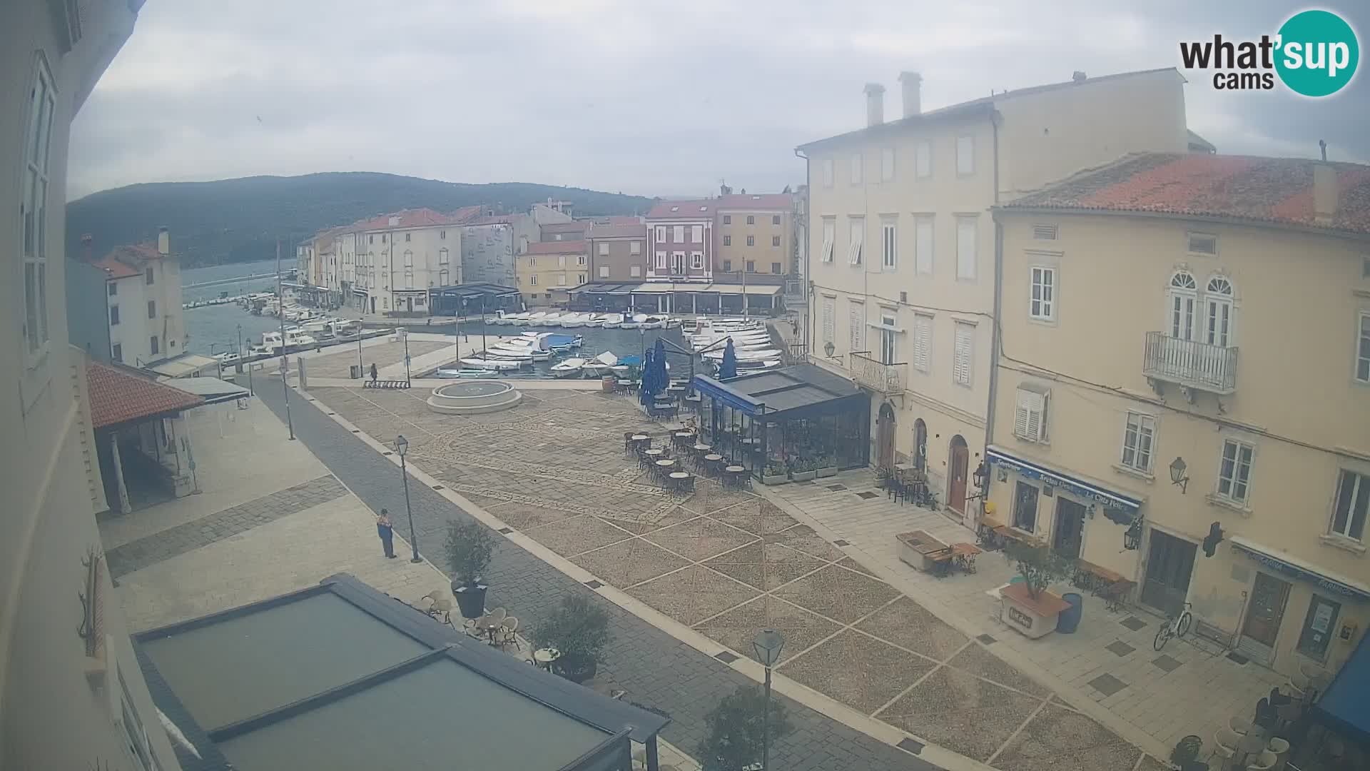 Web kamera Grad Cres – glavni trg i “mandrač” – otok Cres