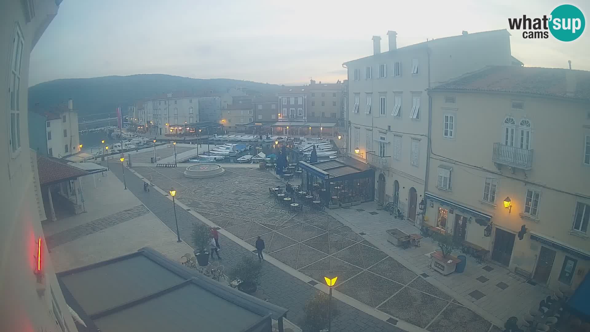 LIVE cam Cres city – place principale et “mandrač” – île de Cres – Croatie