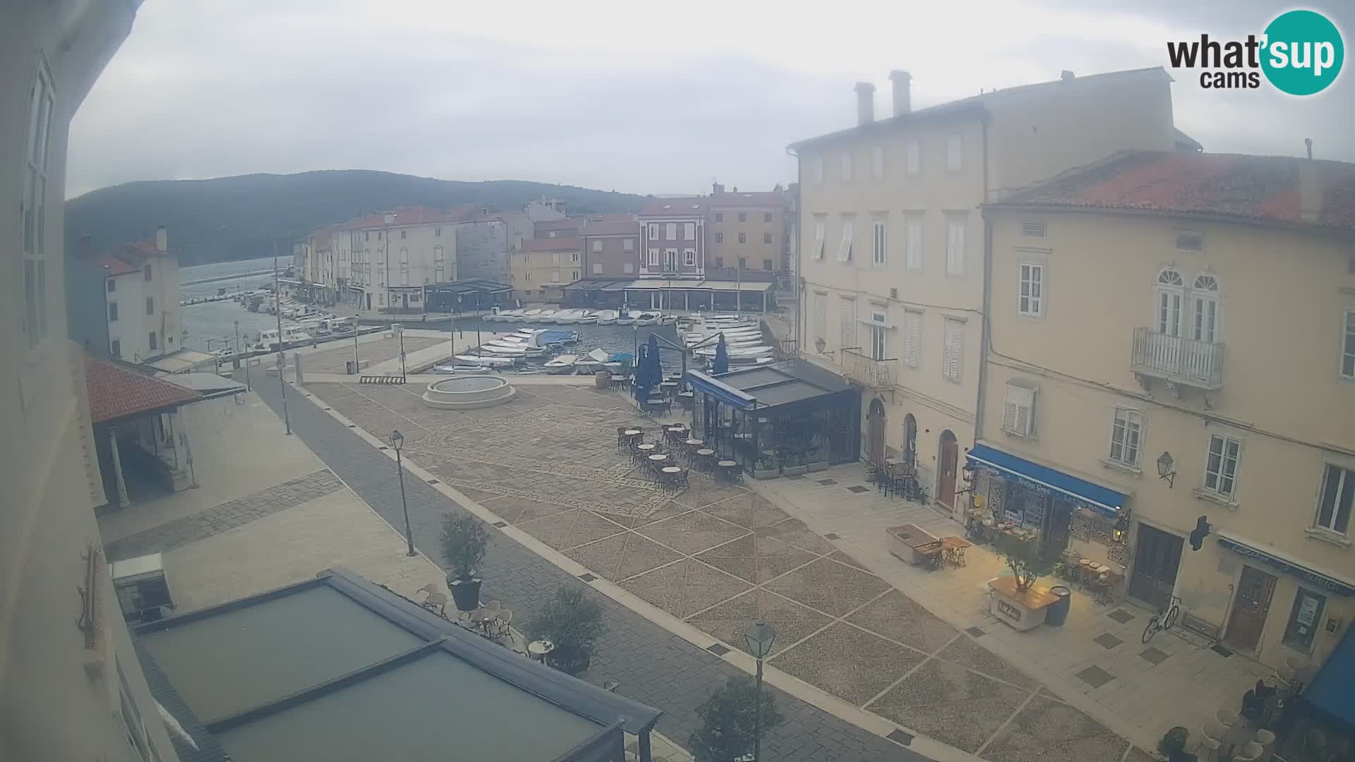 Web kamera Grad Cres – glavni trg i “mandrač” – otok Cres