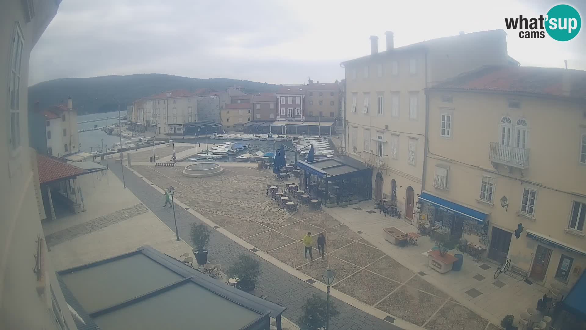 Cámara en vivo ciudad de Cres – plaza principal y “mandrač” – isla de Cres – Croacia