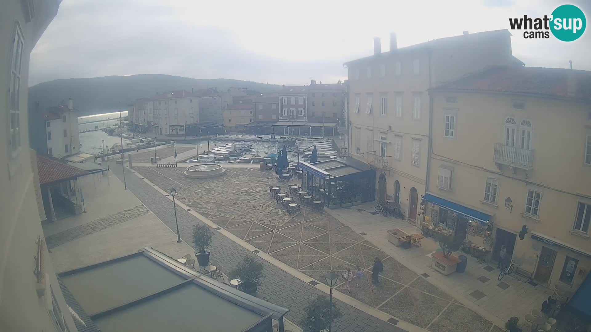 Web kamera Grad Cres – glavni trg i “mandrač” – otok Cres