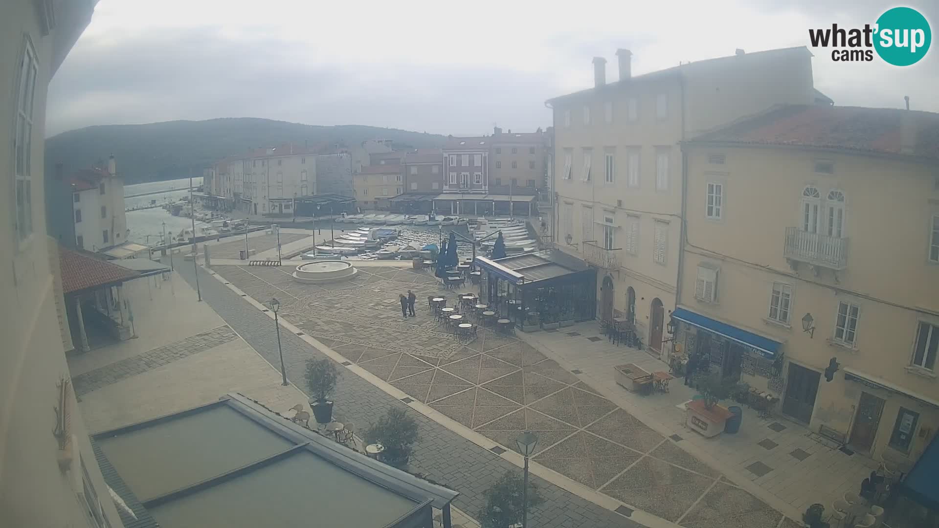 Web kamera Grad Cres – glavni trg i “mandrač” – otok Cres