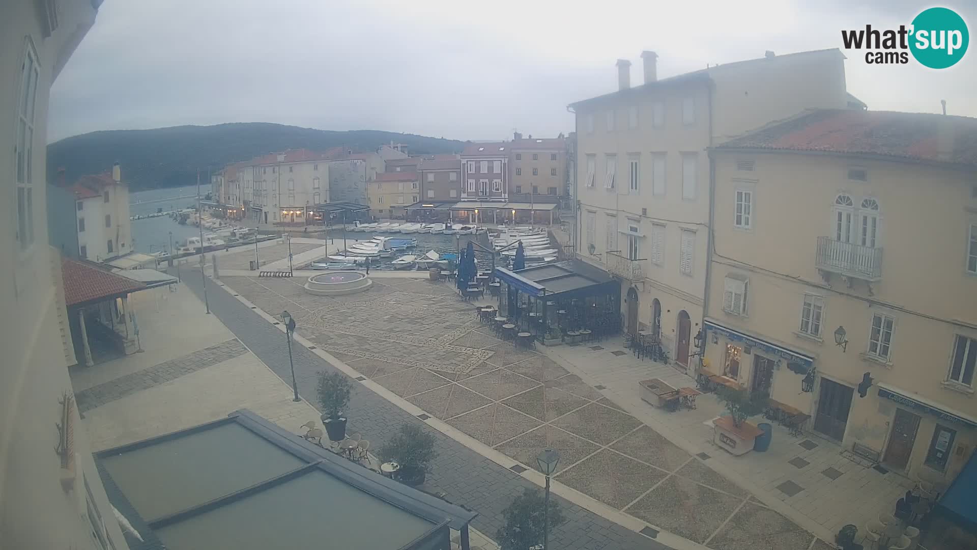 Web kamera Grad Cres – glavni trg i “mandrač” – otok Cres