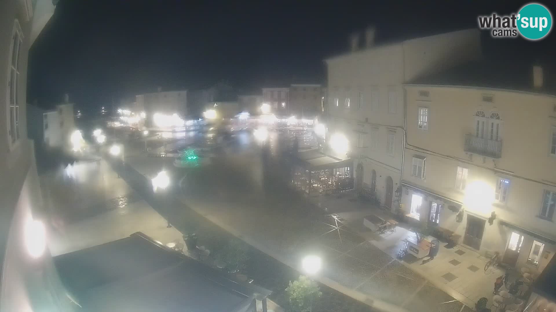 Web kamera Grad Cres – glavni trg i “mandrač” – otok Cres