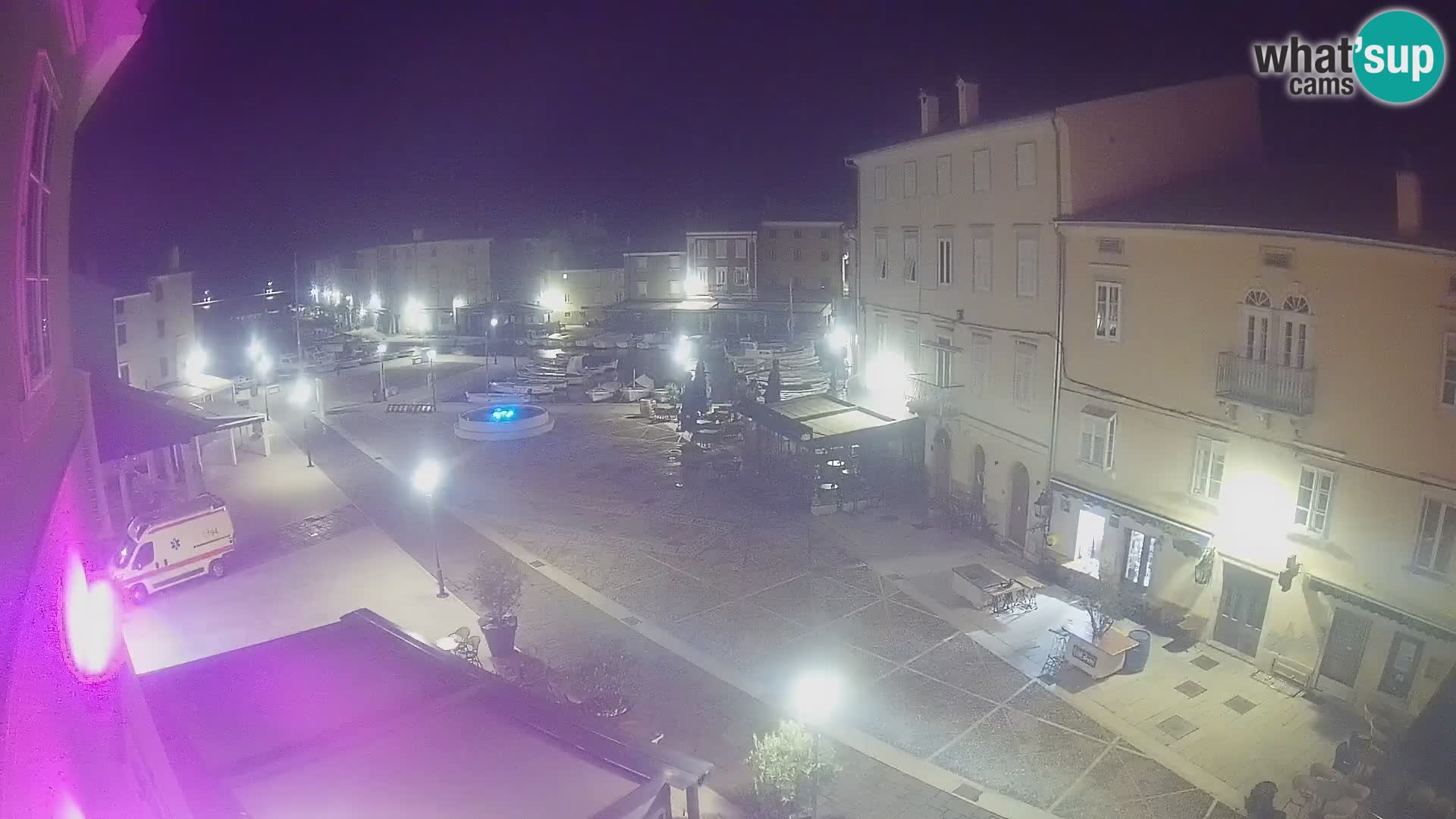 Web kamera Grad Cres – glavni trg i “mandrač” – otok Cres