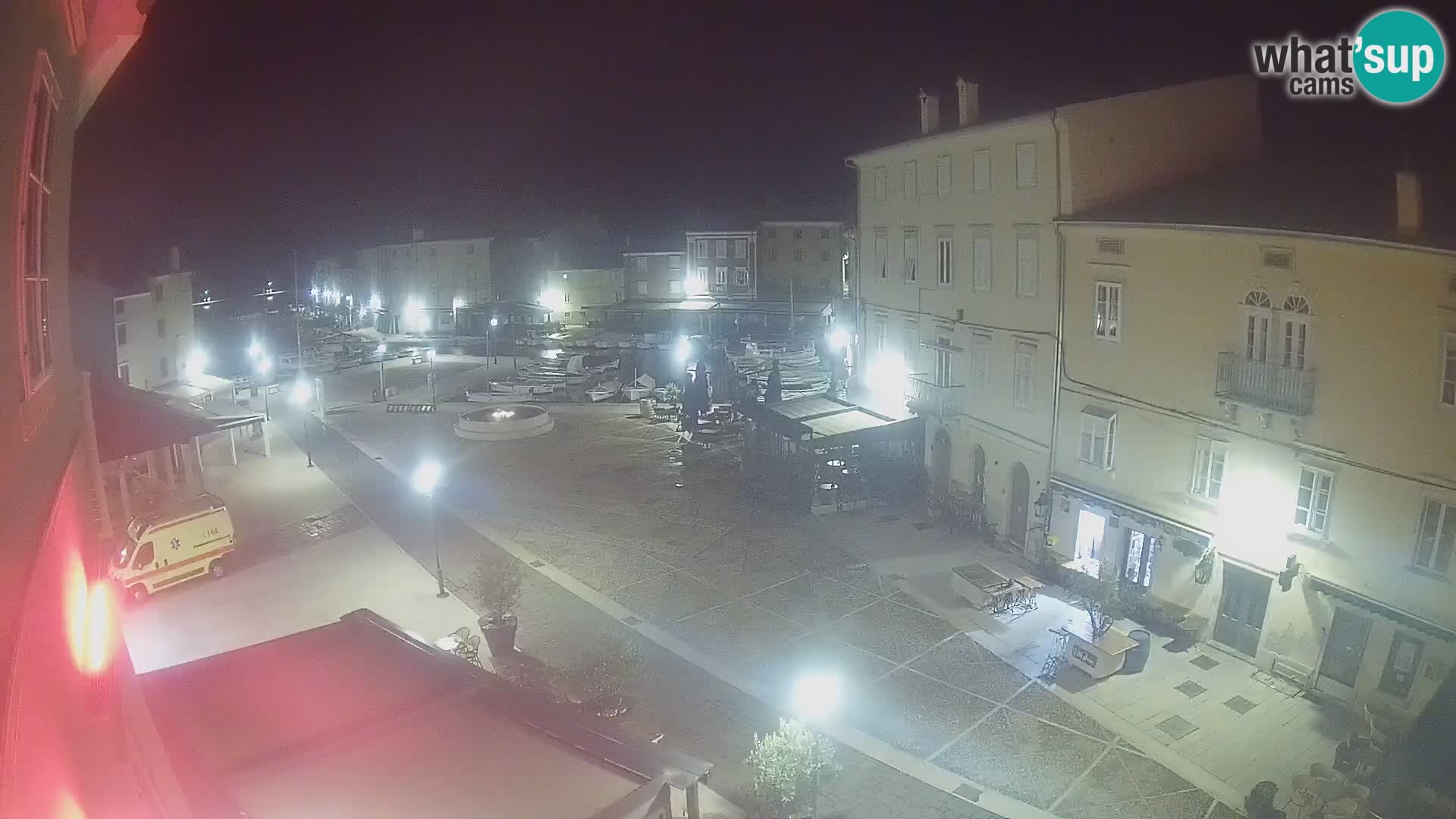 Web kamera Grad Cres – glavni trg i “mandrač” – otok Cres