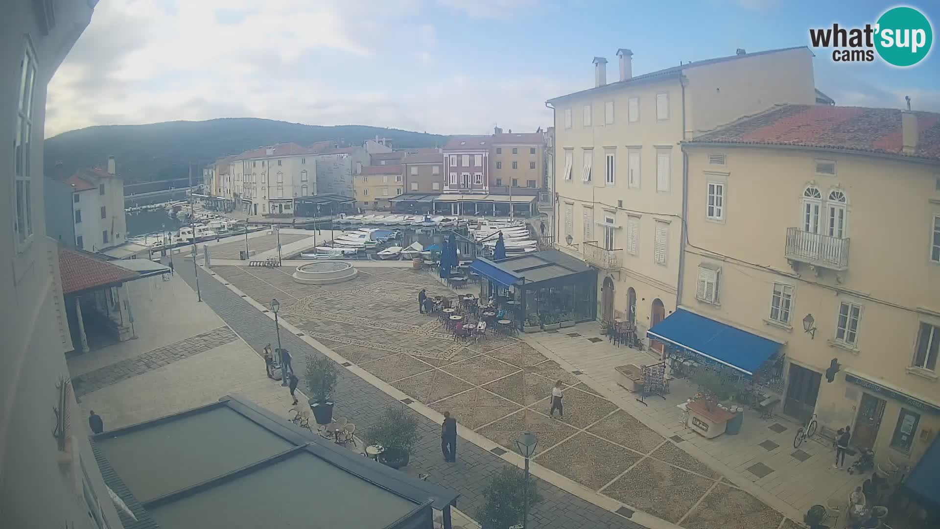 Web kamera Grad Cres – glavni trg i “mandrač” – otok Cres