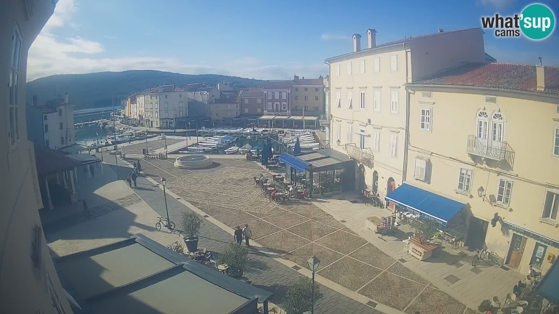 Web kamera Grad Cres – glavni trg i “mandrač” – otok Cres