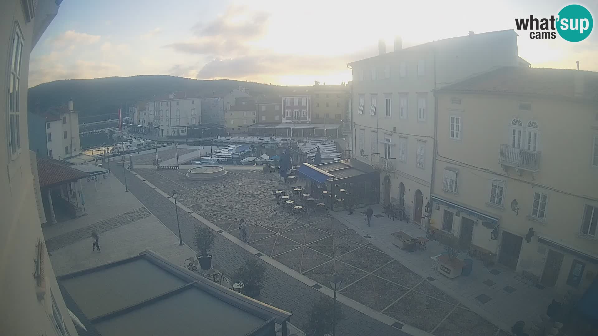 LIVE cam Cres city – place principale et “mandrač” – île de Cres – Croatie