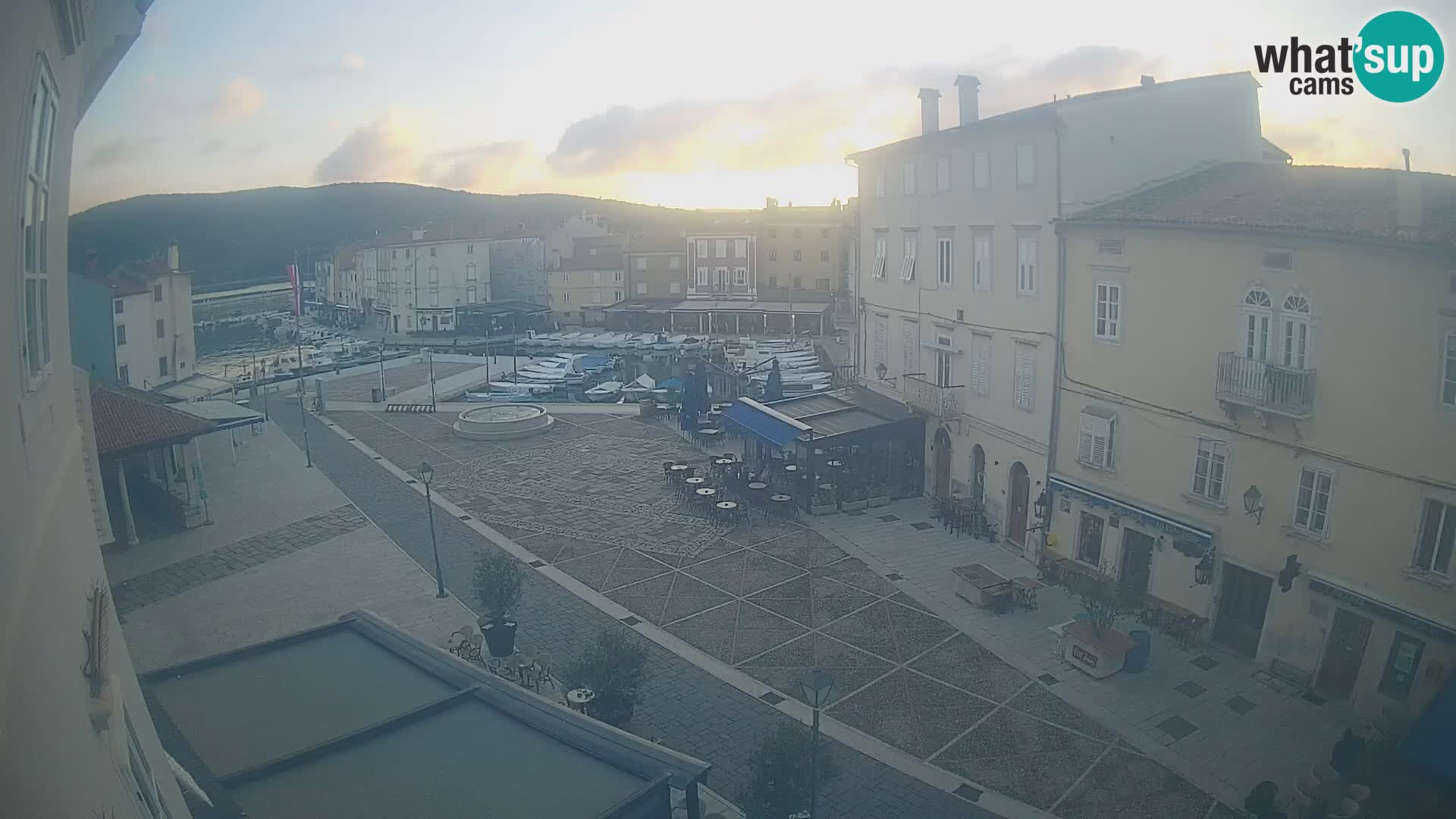 LIVE cam Cres city – place principale et “mandrač” – île de Cres – Croatie