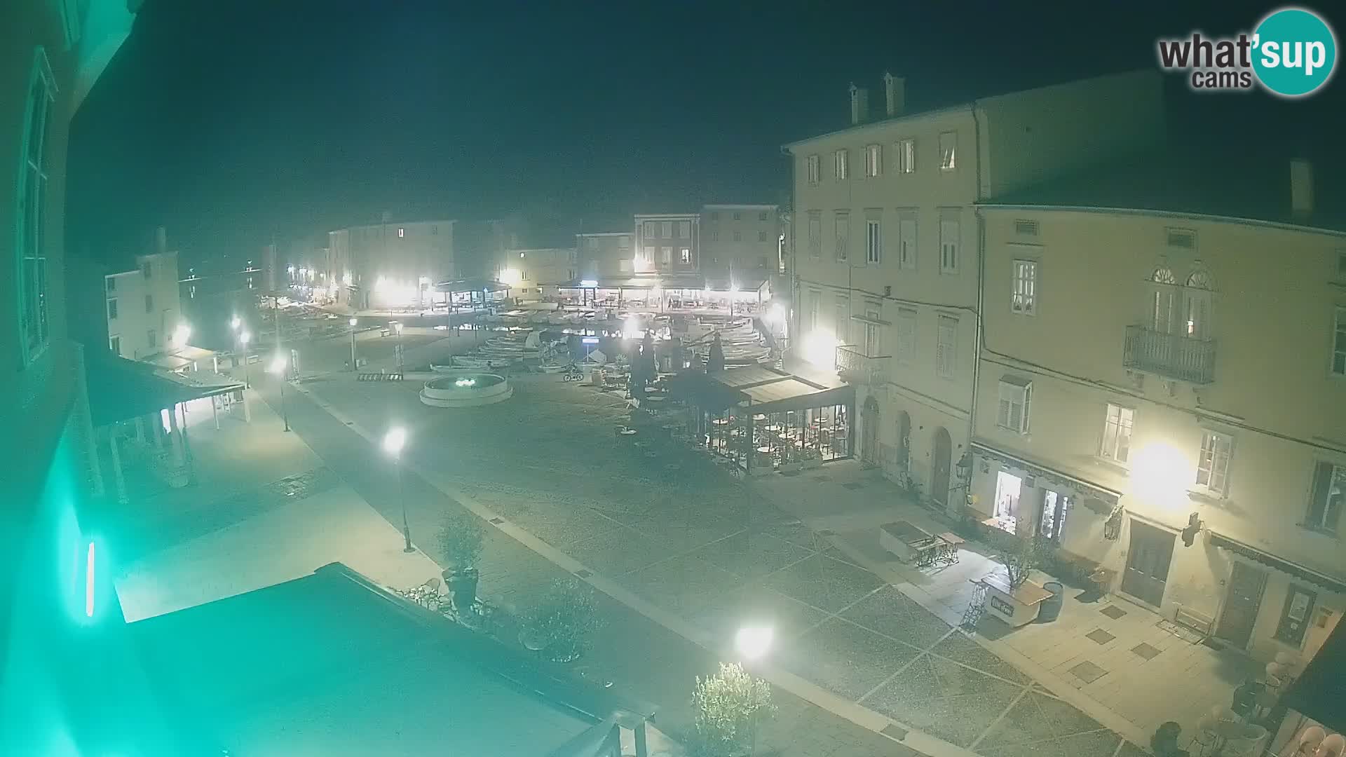 V ŽIVO spletna kamera Cres mesto – glavni trg in “mandrač” – otok Cres – Hrvaška