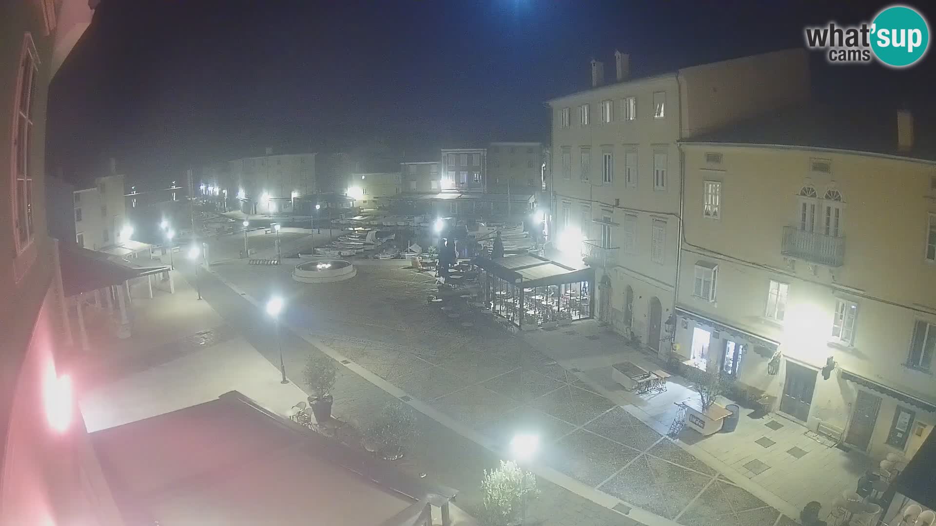 V ŽIVO spletna kamera Cres mesto – glavni trg in “mandrač” – otok Cres – Hrvaška