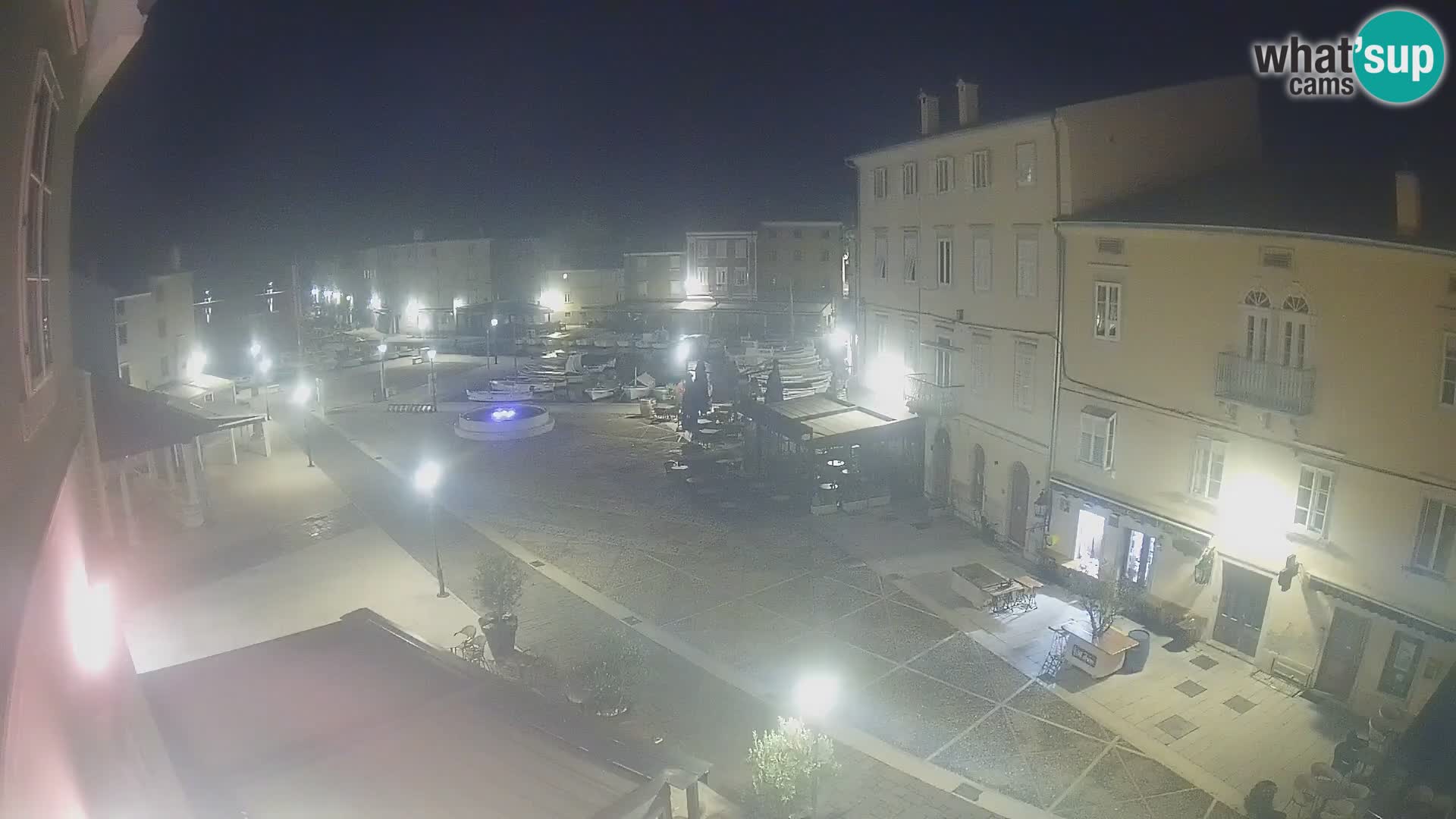 V ŽIVO spletna kamera Cres mesto – glavni trg in “mandrač” – otok Cres – Hrvaška