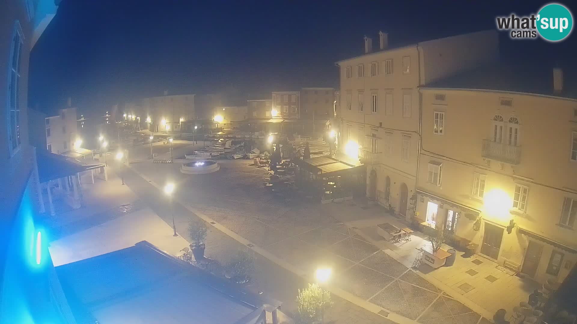 V ŽIVO spletna kamera Cres mesto – glavni trg in “mandrač” – otok Cres – Hrvaška