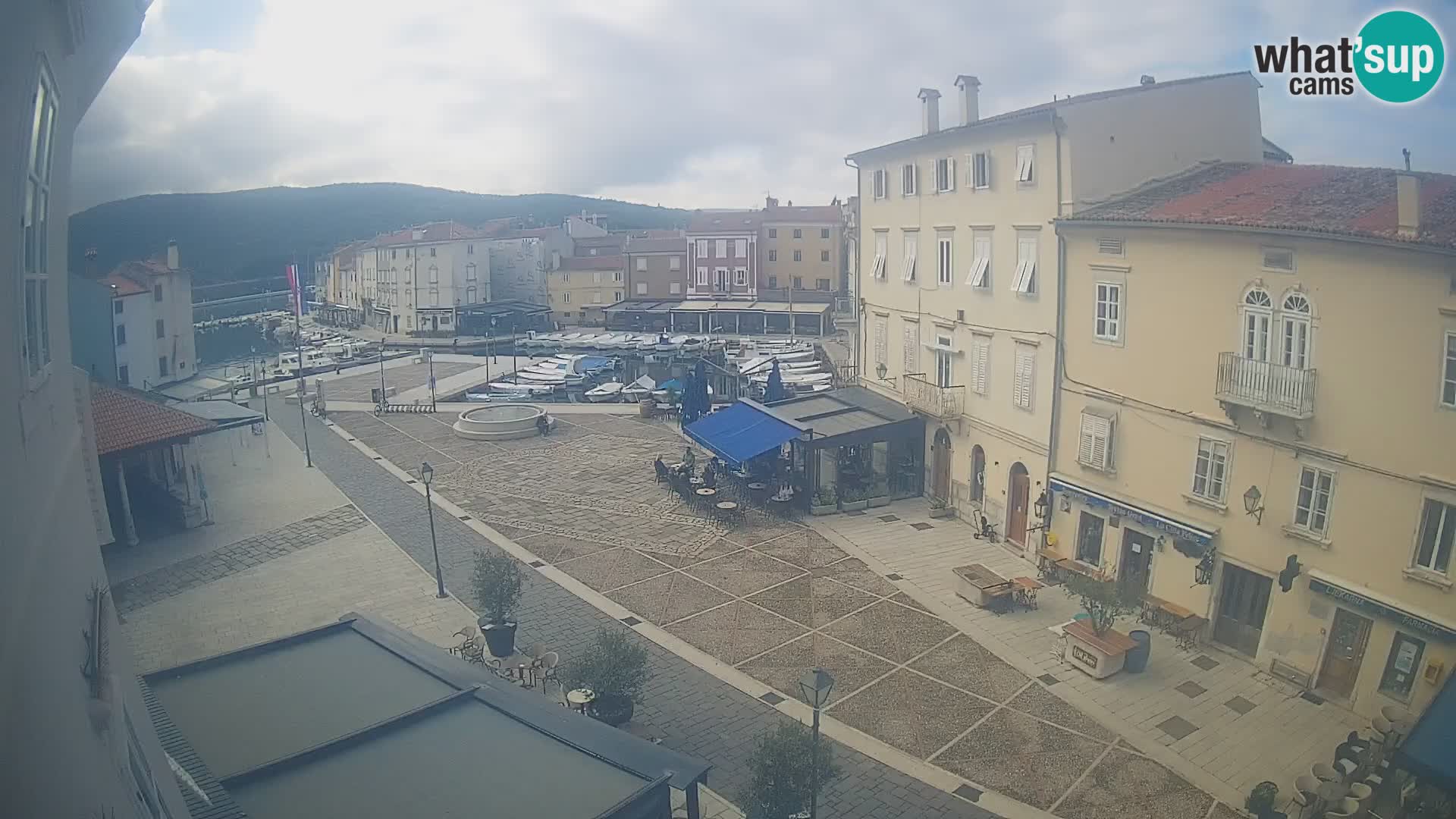 V ŽIVO spletna kamera Cres mesto – glavni trg in “mandrač” – otok Cres – Hrvaška