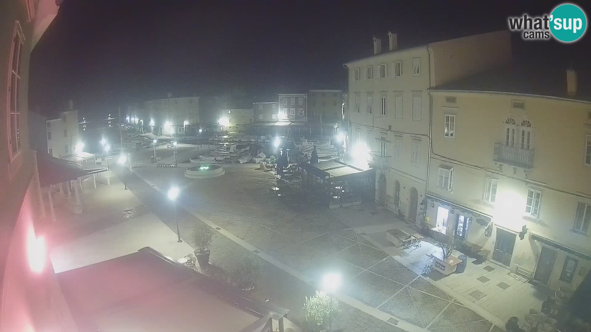 V ŽIVO spletna kamera Cres mesto – glavni trg in “mandrač” – otok Cres – Hrvaška