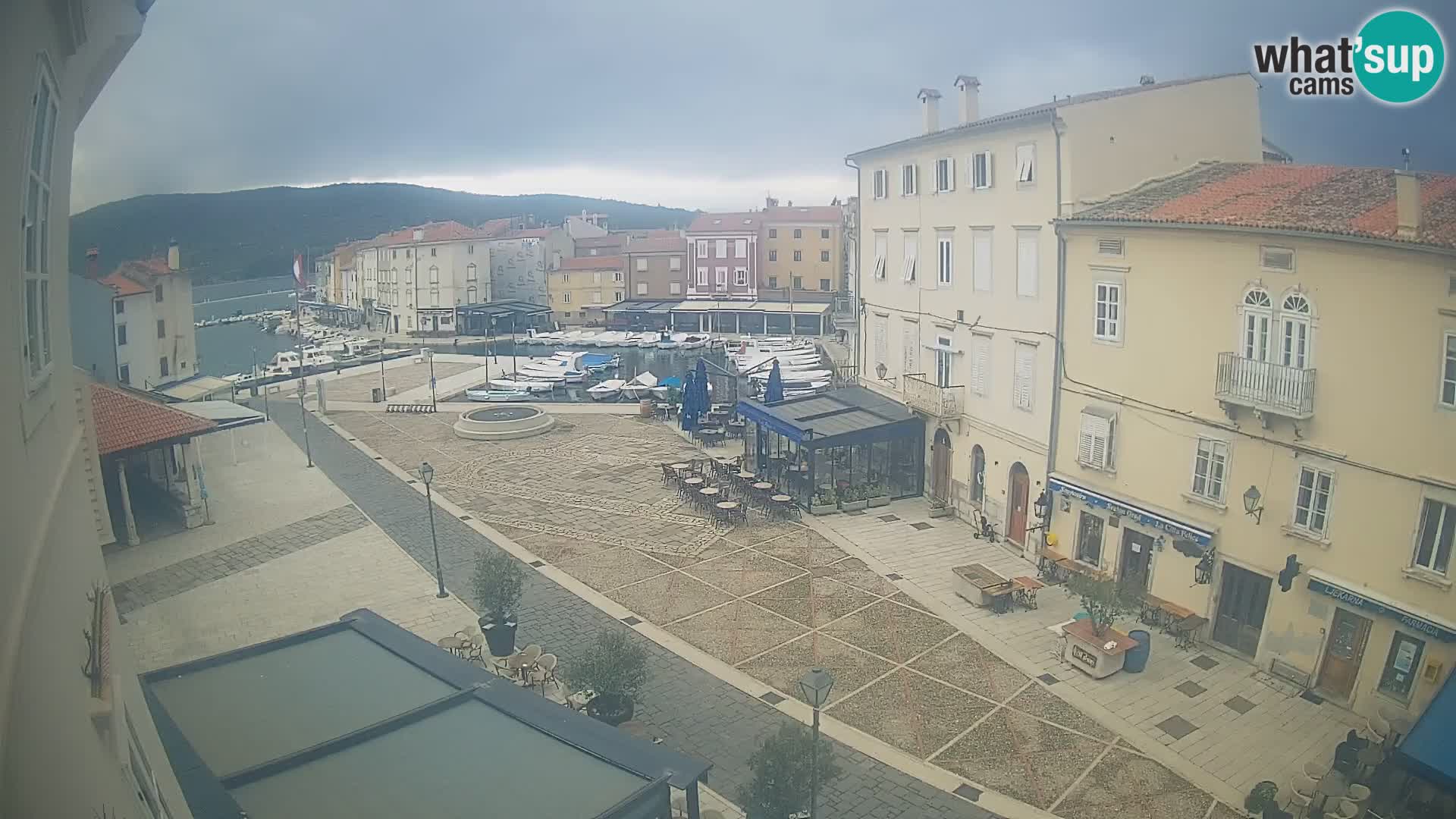 Cámara en vivo ciudad de Cres – plaza principal y “mandrač” – isla de Cres – Croacia
