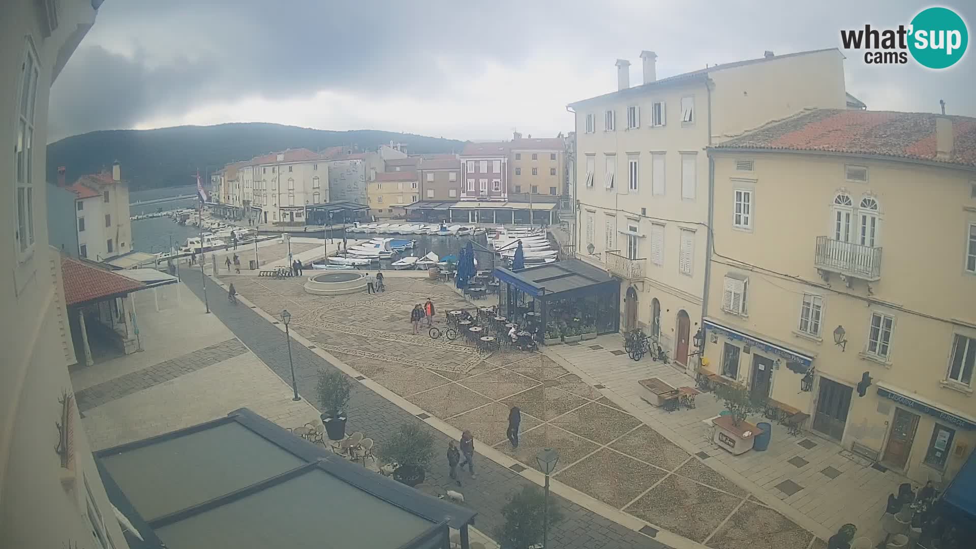 Cámara en vivo ciudad de Cres – plaza principal y “mandrač” – isla de Cres – Croacia