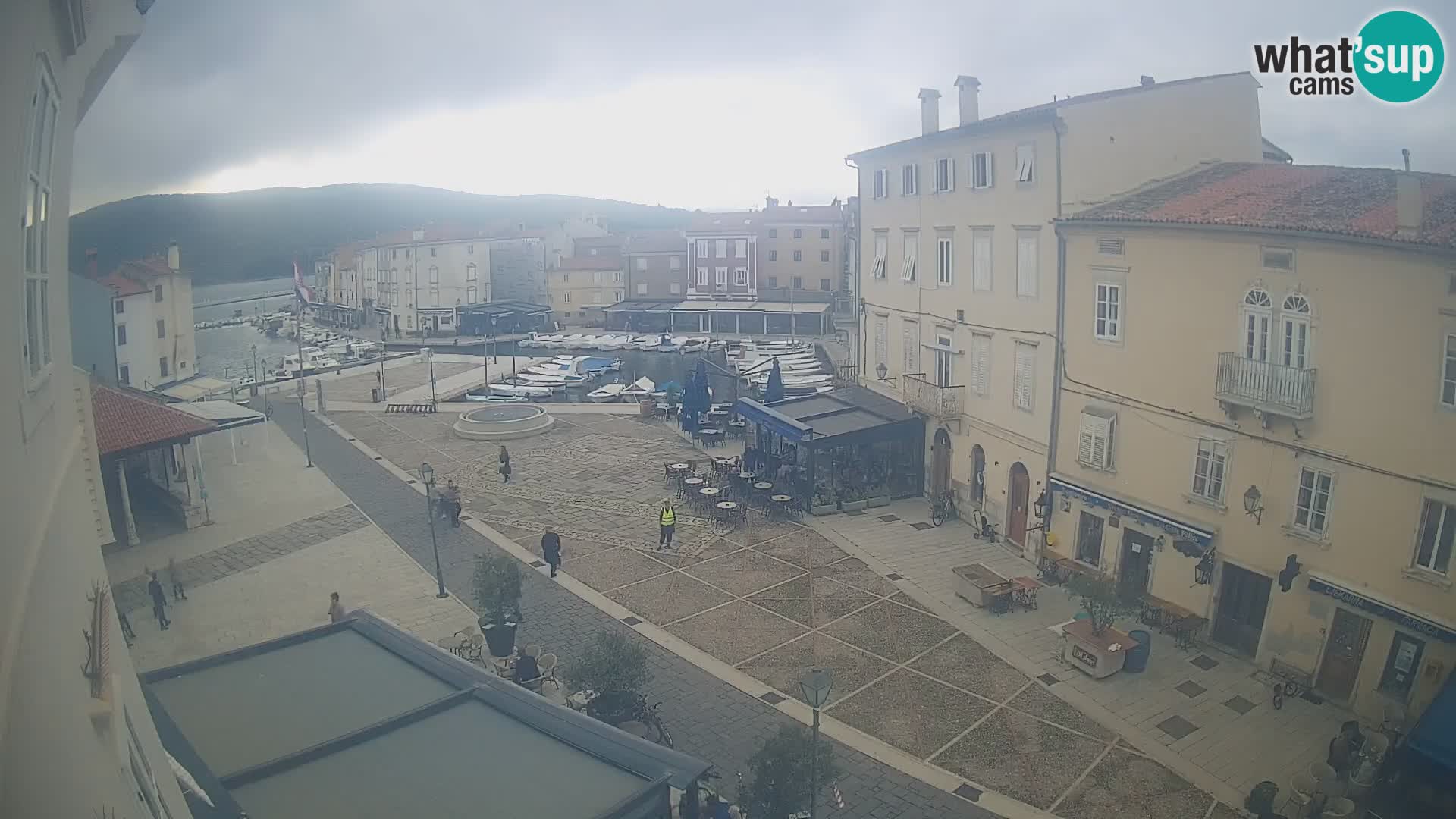 LIVE cam Cres city – place principale et “mandrač” – île de Cres – Croatie