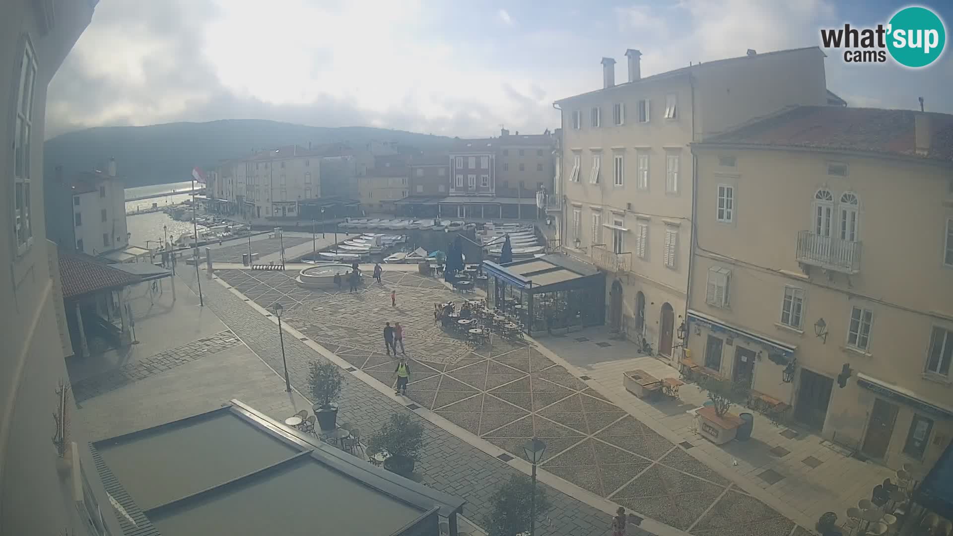 V ŽIVO spletna kamera Cres mesto – glavni trg in “mandrač” – otok Cres – Hrvaška