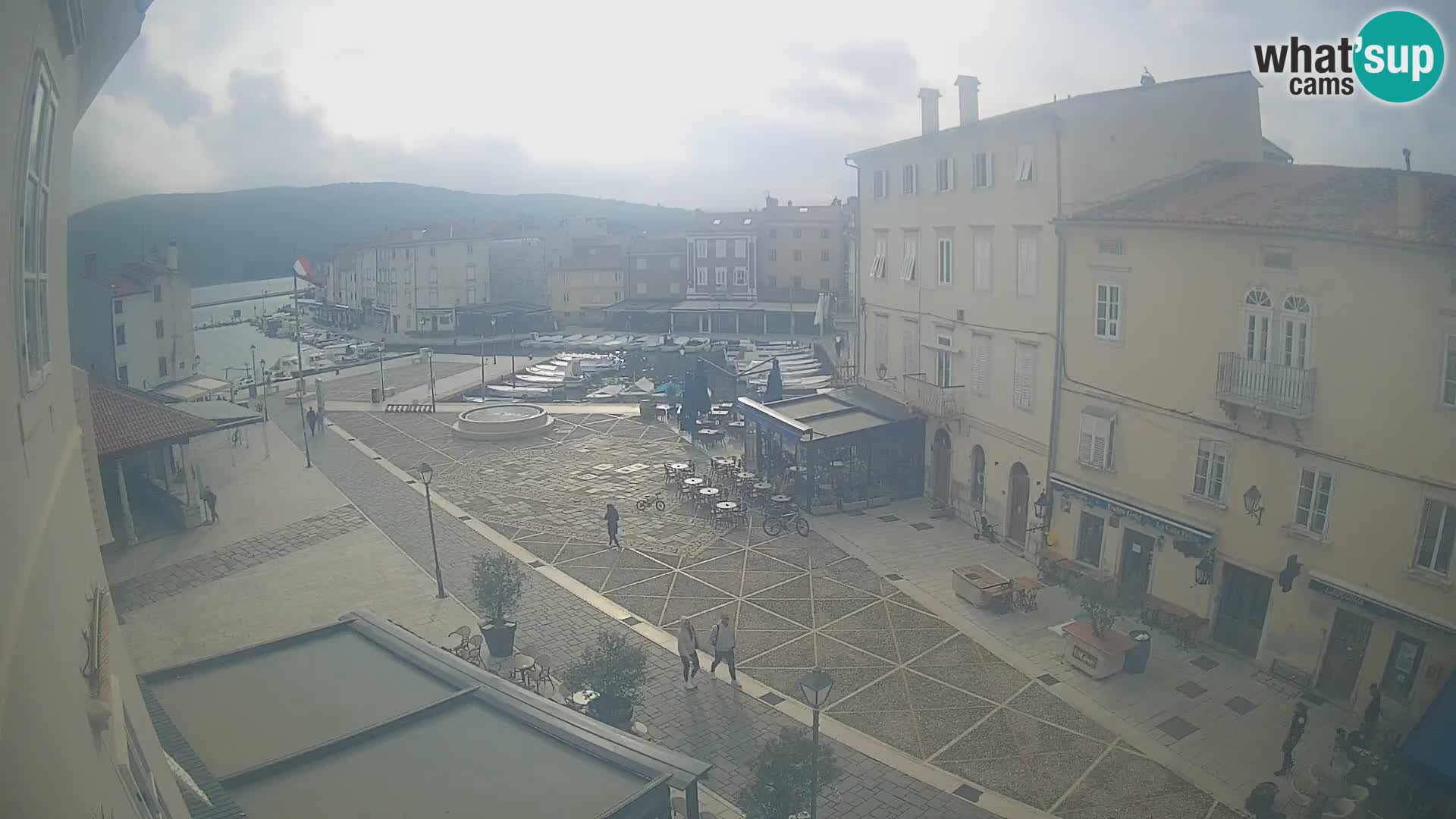 V ŽIVO spletna kamera Cres mesto – glavni trg in “mandrač” – otok Cres – Hrvaška