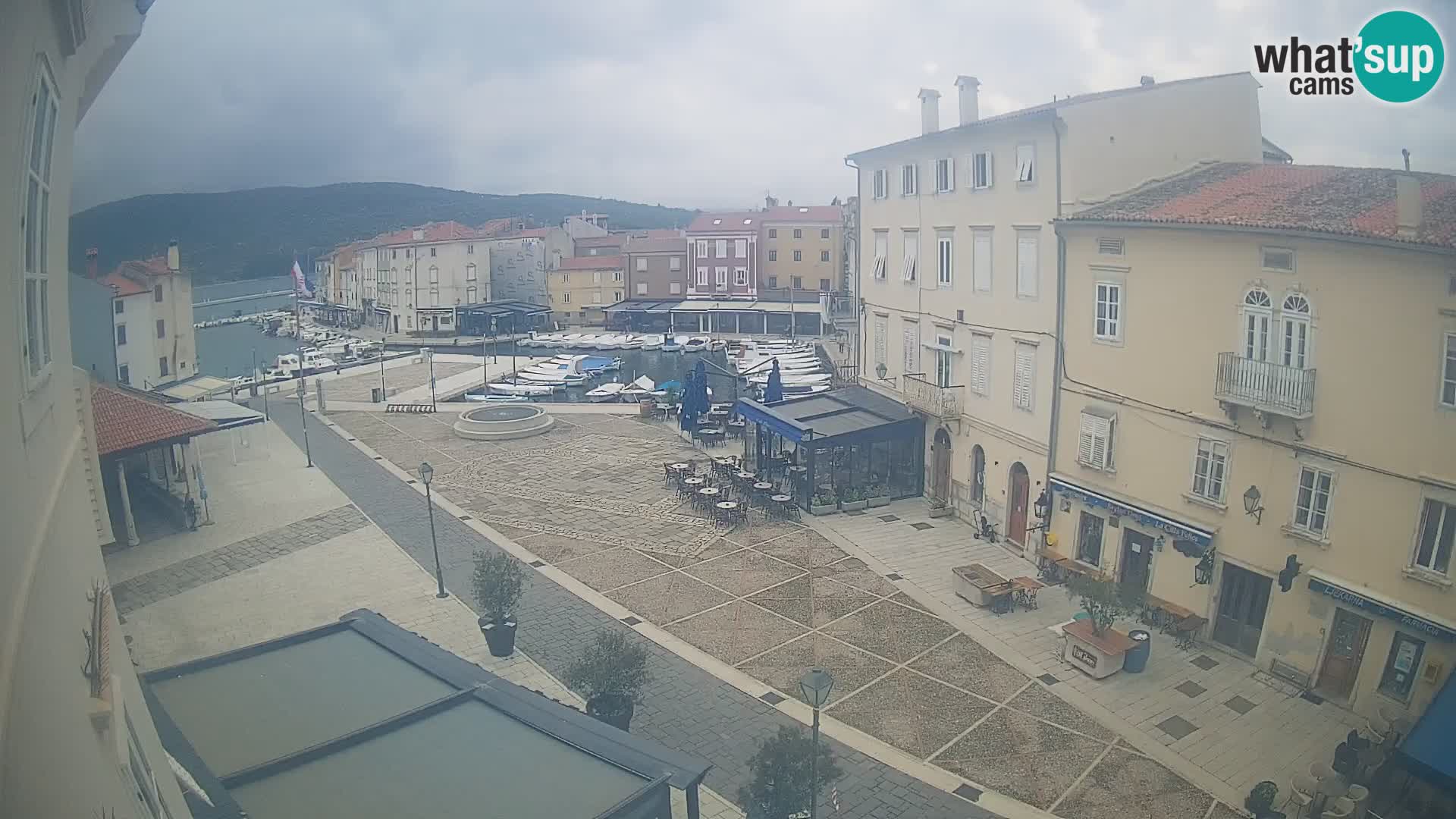 Web kamera Grad Cres – glavni trg i “mandrač” – otok Cres