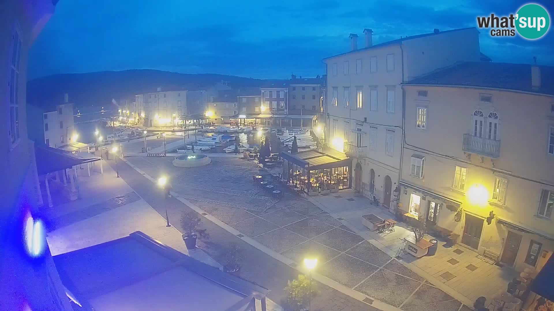 V ŽIVO spletna kamera Cres mesto – glavni trg in “mandrač” – otok Cres – Hrvaška