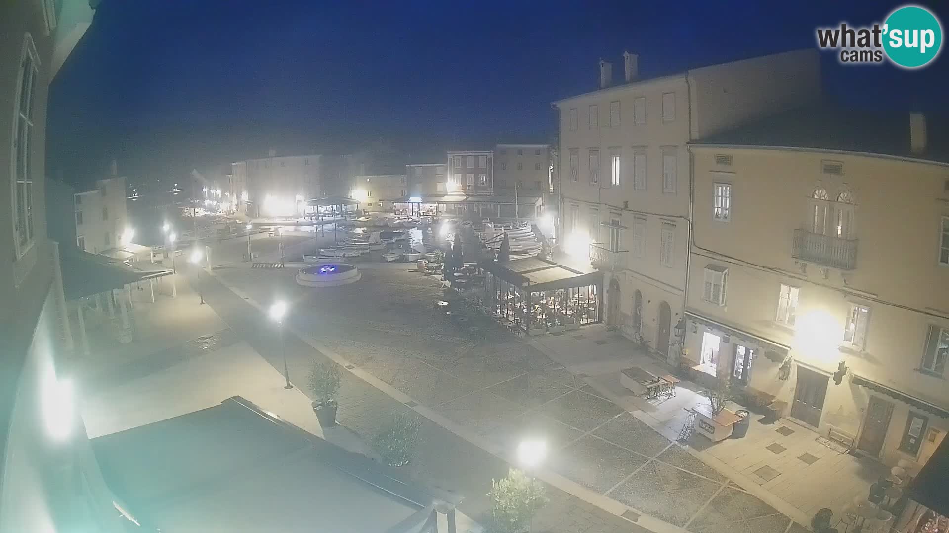 V ŽIVO spletna kamera Cres mesto – glavni trg in “mandrač” – otok Cres – Hrvaška