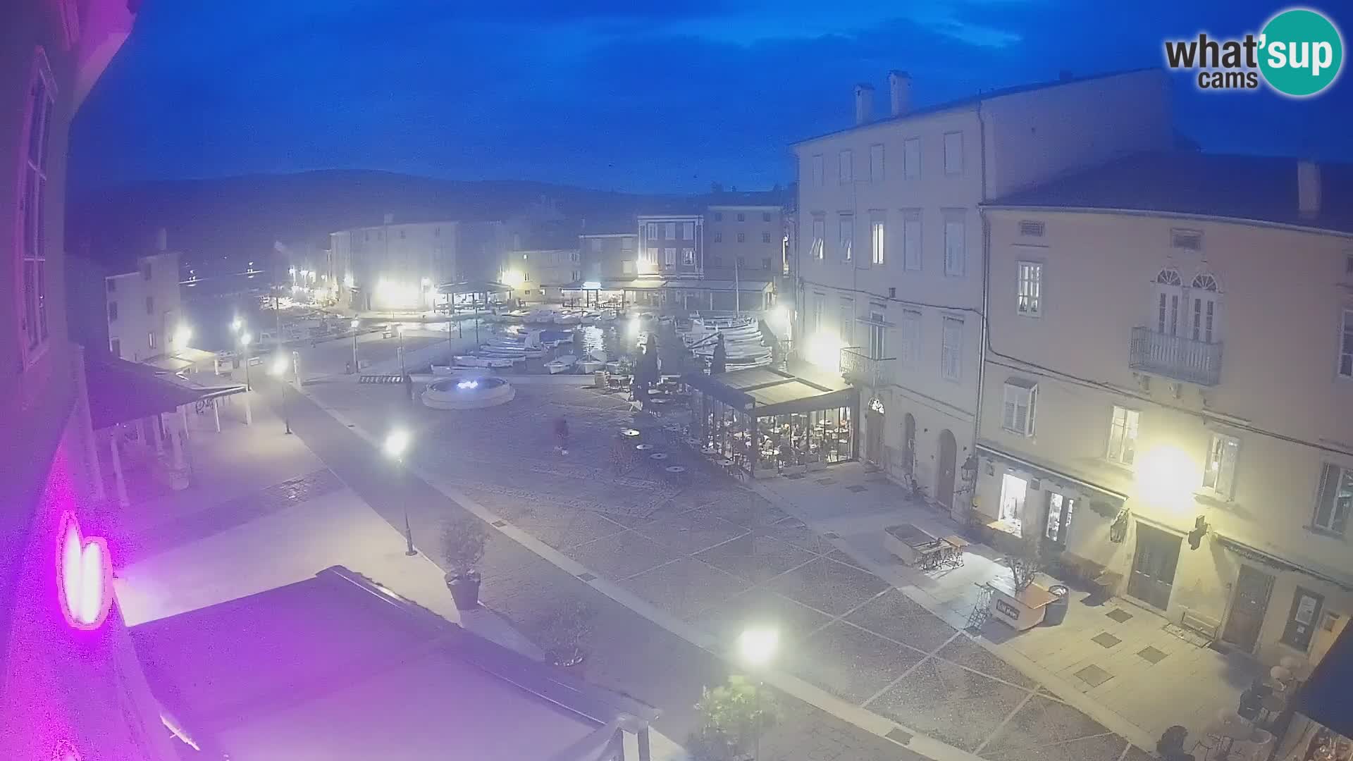 V ŽIVO spletna kamera Cres mesto – glavni trg in “mandrač” – otok Cres – Hrvaška