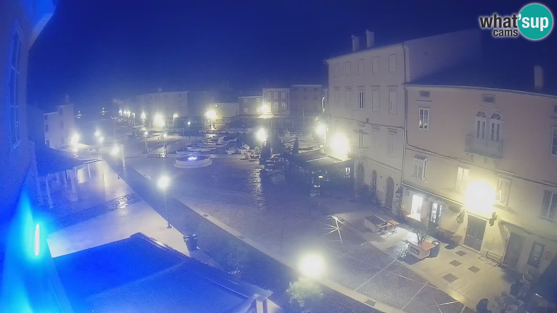 V ŽIVO spletna kamera Cres mesto – glavni trg in “mandrač” – otok Cres – Hrvaška