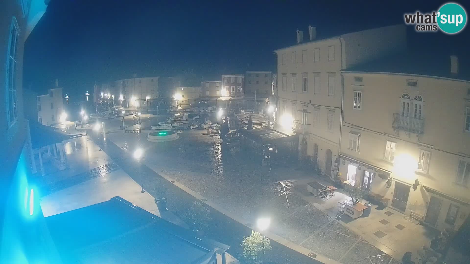 V ŽIVO spletna kamera Cres mesto – glavni trg in “mandrač” – otok Cres – Hrvaška