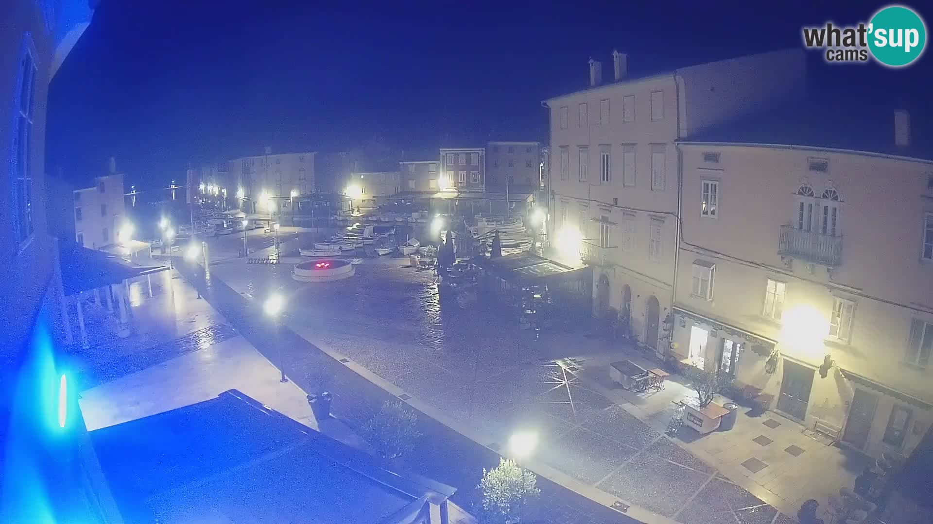 Web kamera Grad Cres – glavni trg i “mandrač” – otok Cres