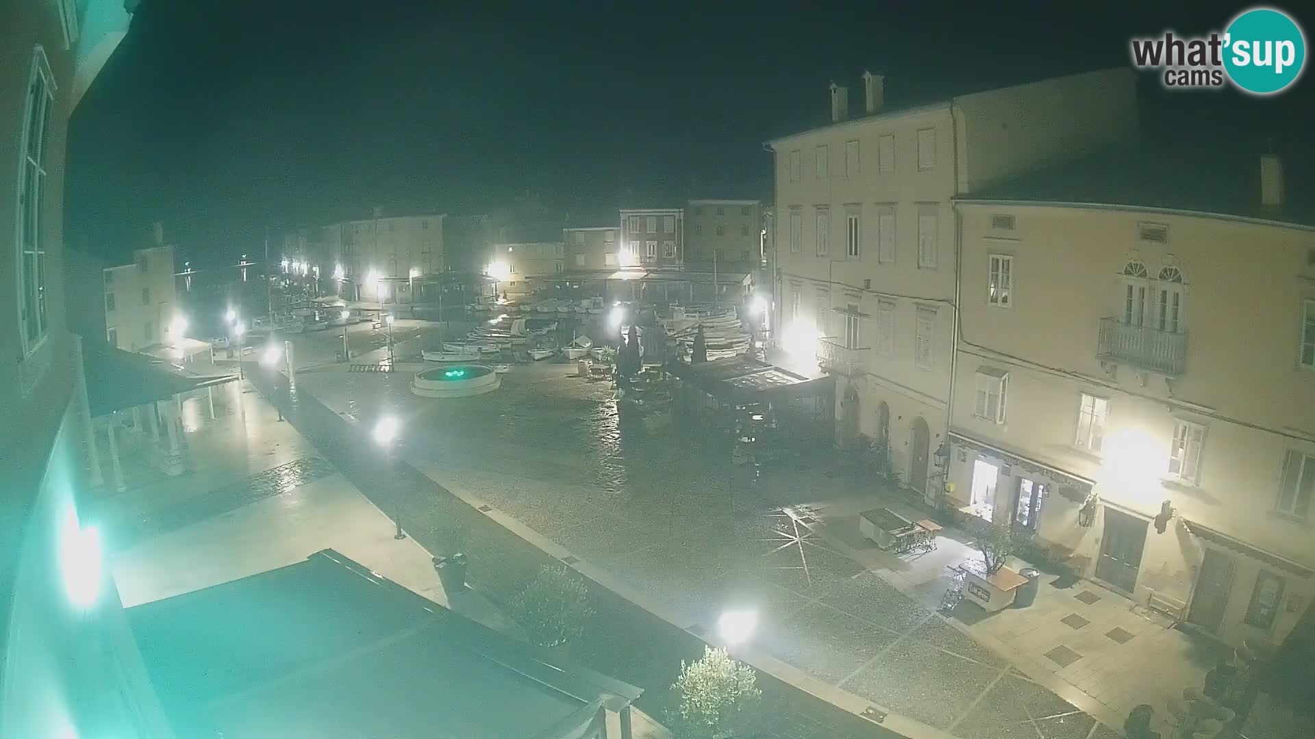 V ŽIVO spletna kamera Cres mesto – glavni trg in “mandrač” – otok Cres – Hrvaška