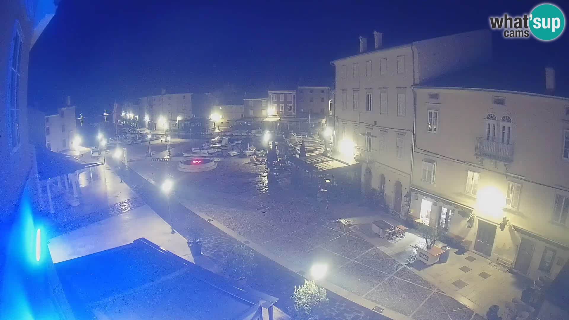 V ŽIVO spletna kamera Cres mesto – glavni trg in “mandrač” – otok Cres – Hrvaška