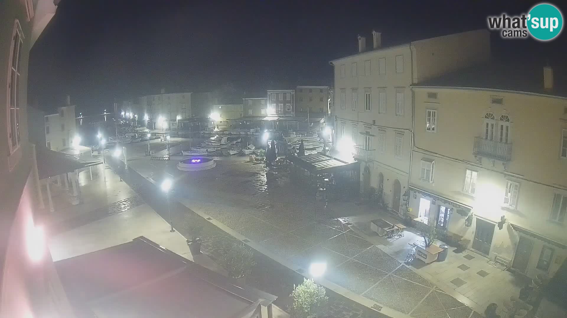 V ŽIVO spletna kamera Cres mesto – glavni trg in “mandrač” – otok Cres – Hrvaška