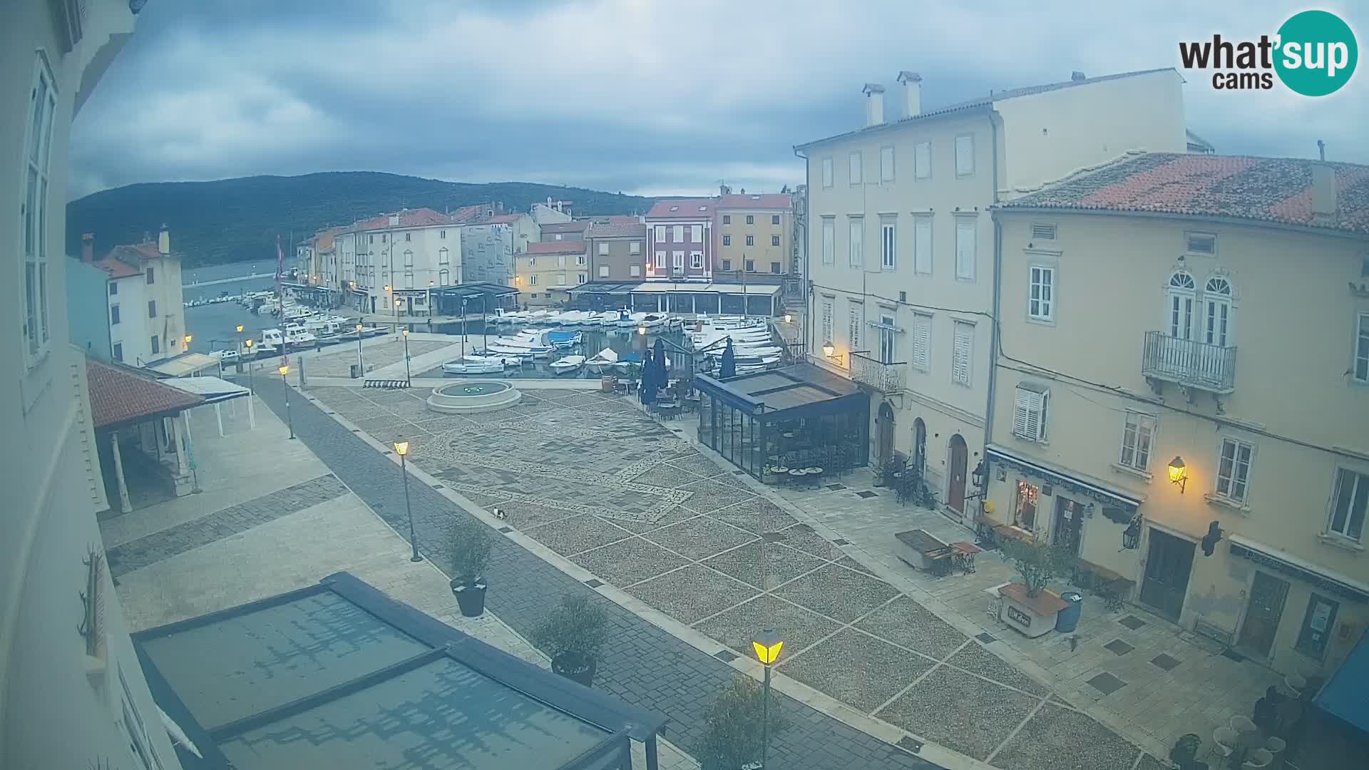 V ŽIVO spletna kamera Cres mesto – glavni trg in “mandrač” – otok Cres – Hrvaška