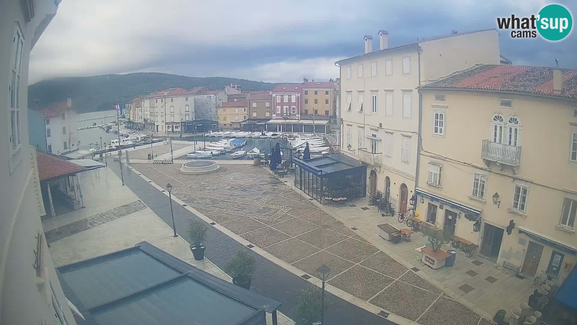 Web kamera Grad Cres – glavni trg i “mandrač” – otok Cres