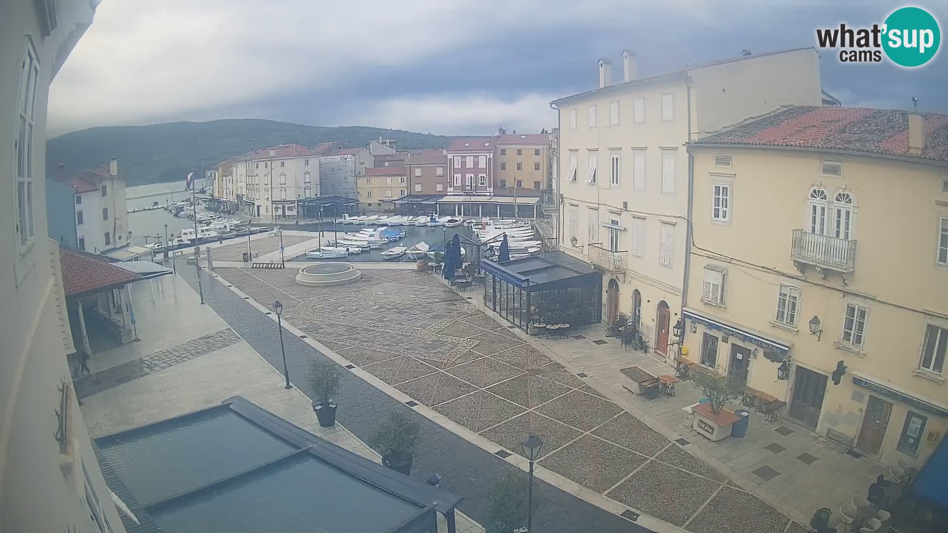 LIVE cam Cres city – place principale et “mandrač” – île de Cres – Croatie