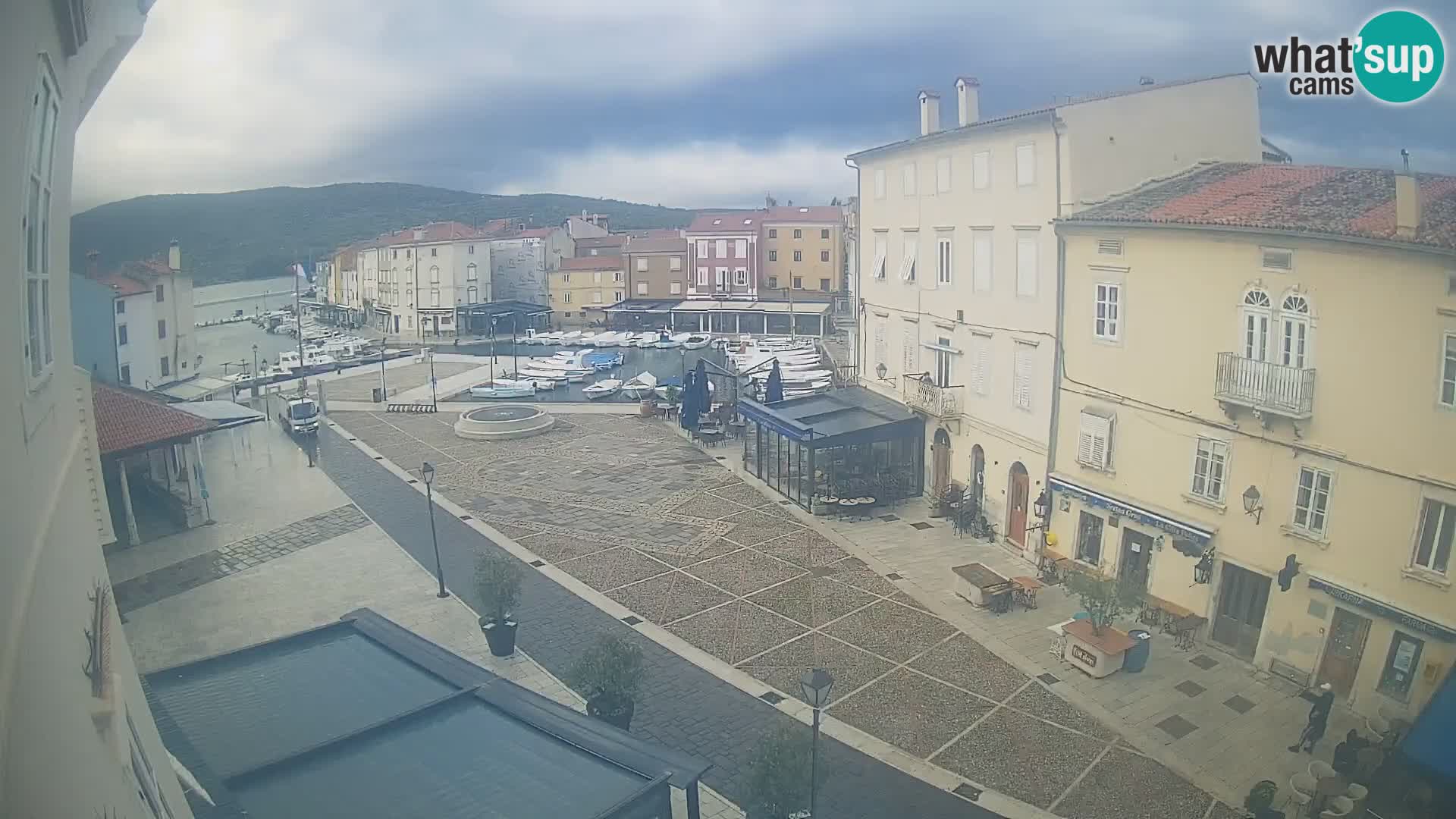 LIVE cam Cres city – place principale et “mandrač” – île de Cres – Croatie