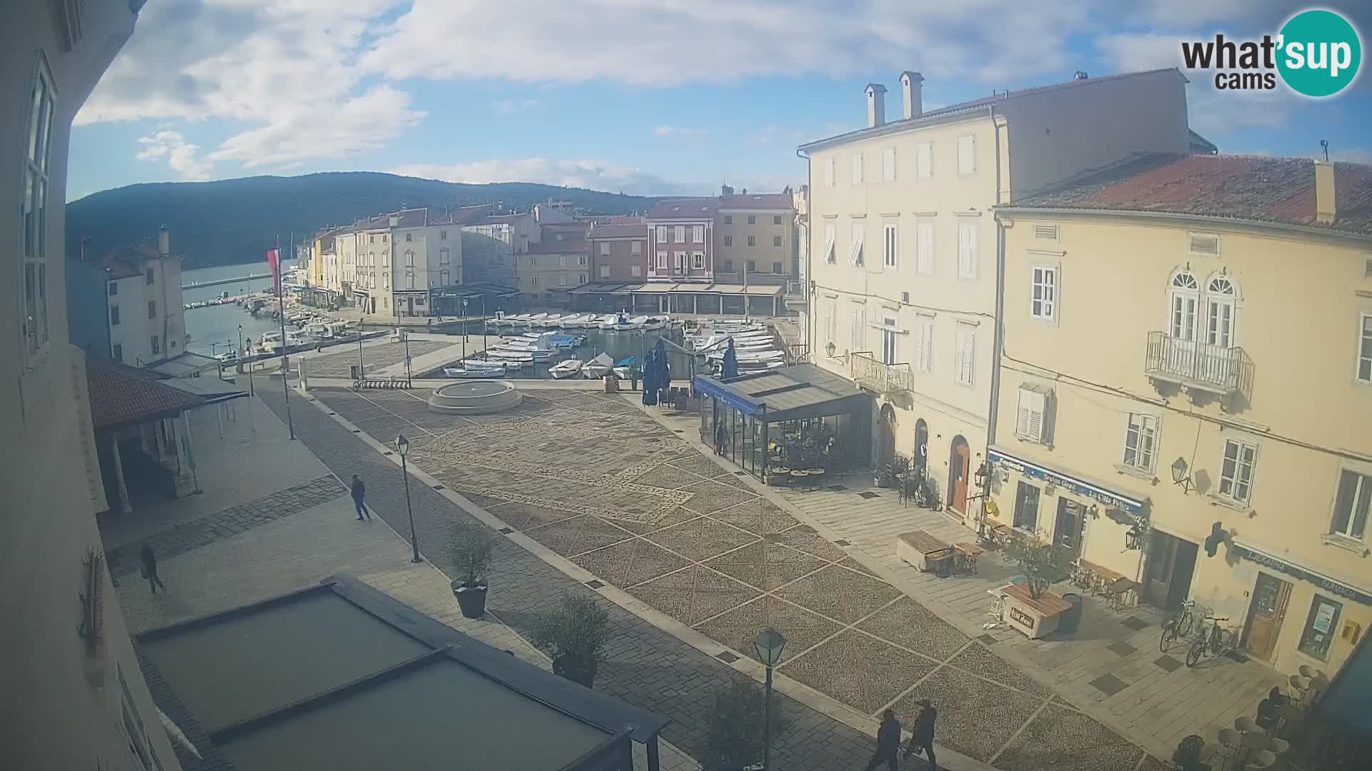 Cámara en vivo ciudad de Cres – plaza principal y “mandrač” – isla de Cres – Croacia