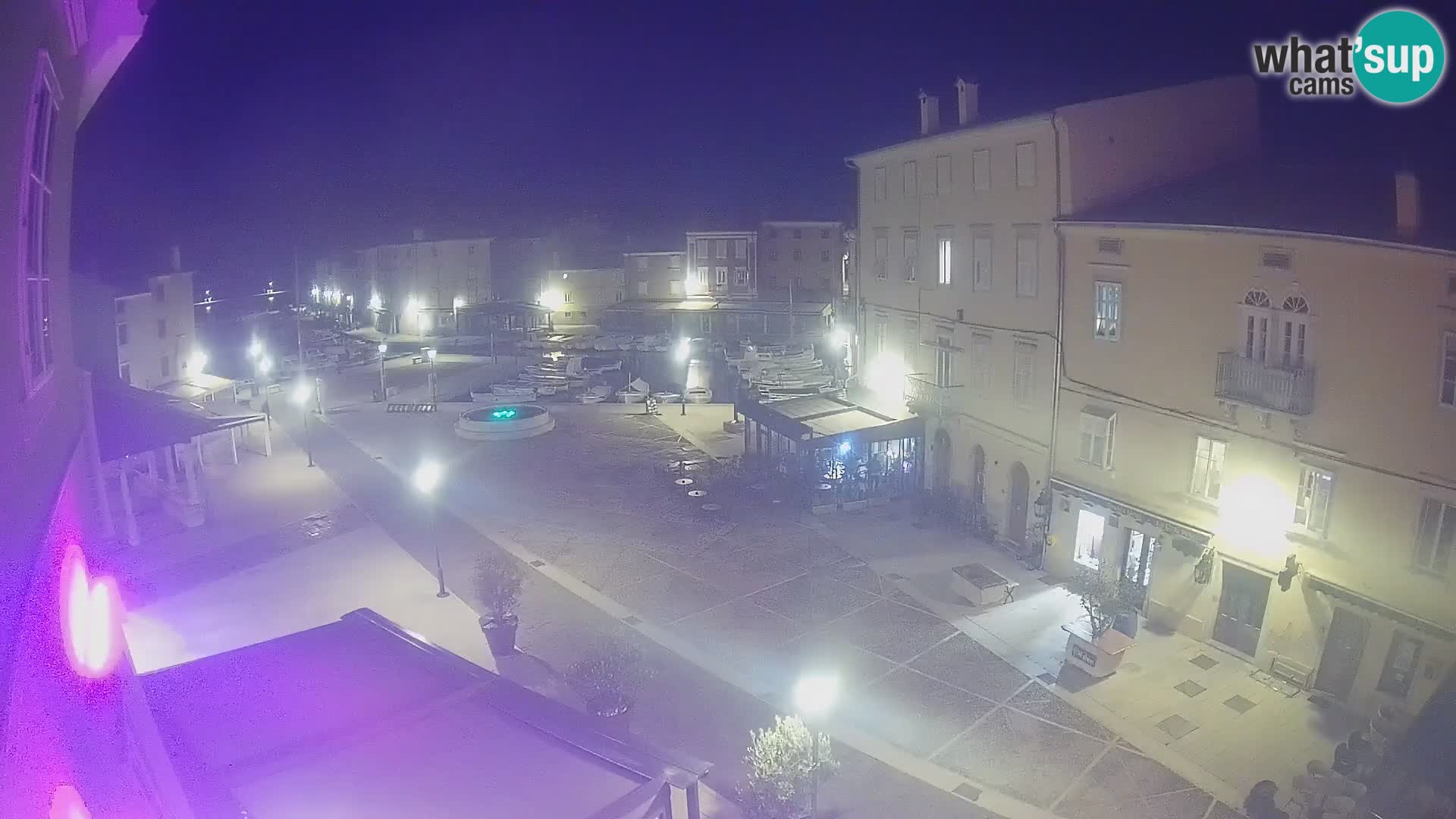 V ŽIVO spletna kamera Cres mesto – glavni trg in “mandrač” – otok Cres – Hrvaška