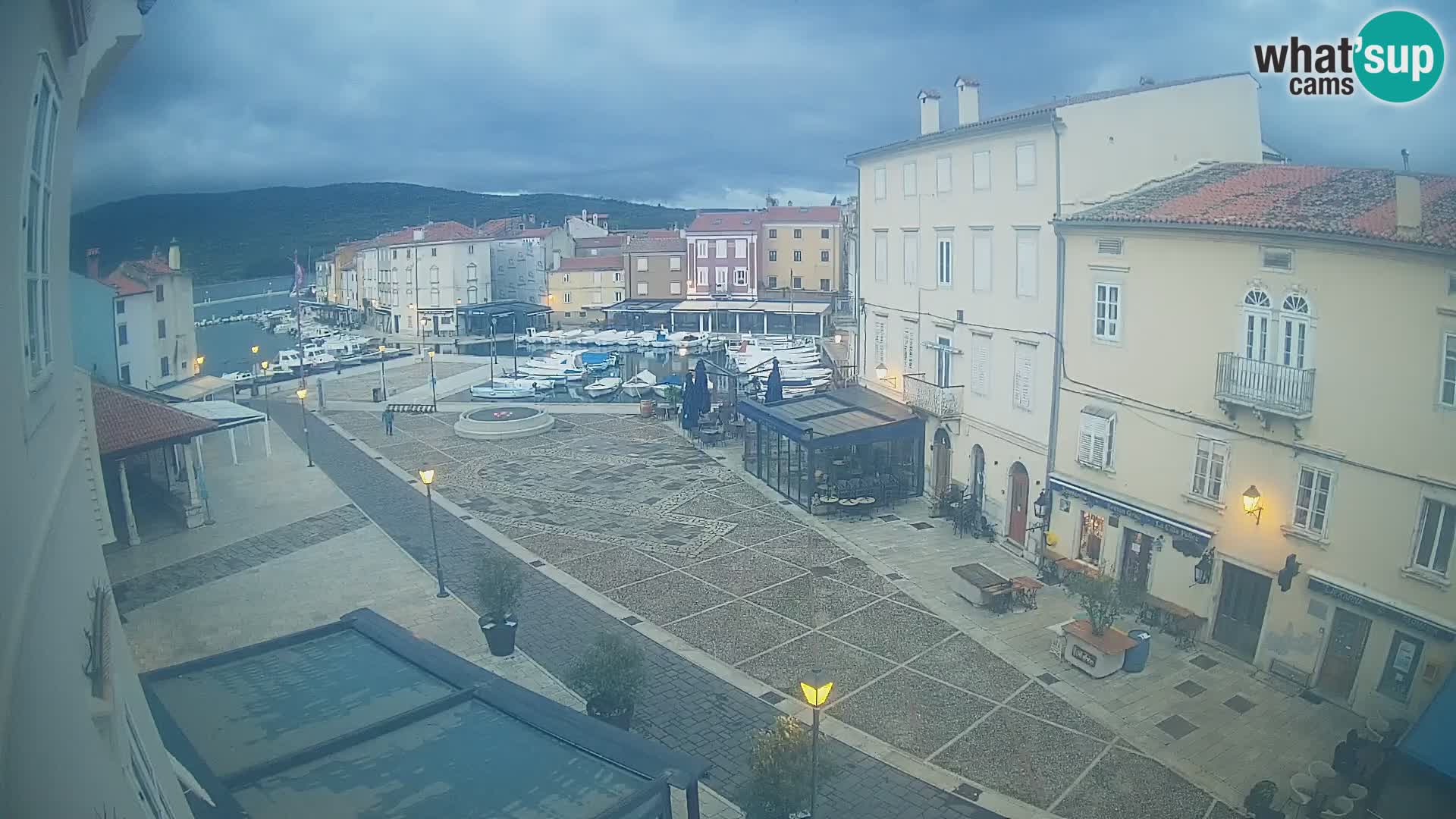 LIVE cam Cres city – place principale et “mandrač” – île de Cres – Croatie