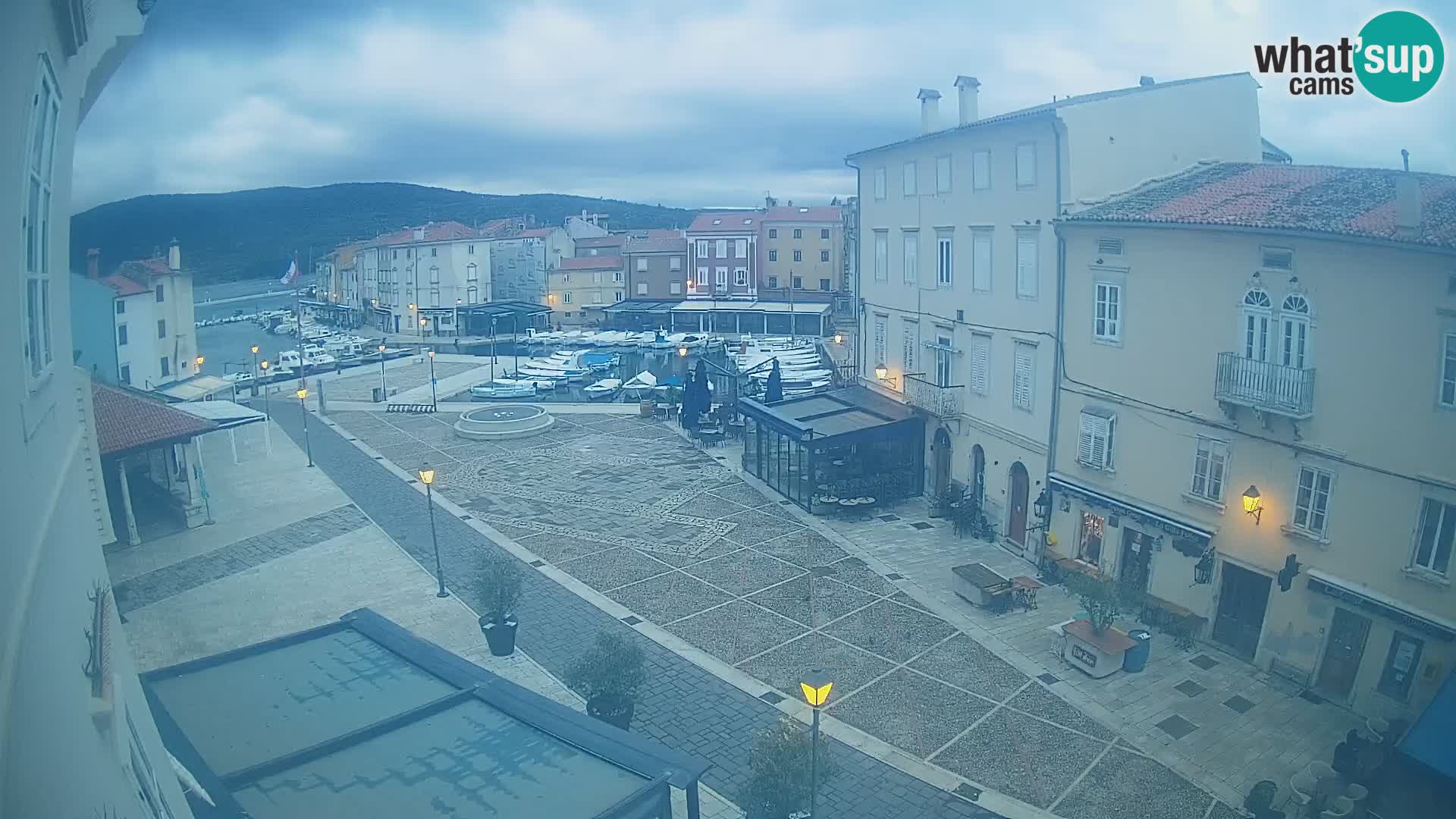 V ŽIVO spletna kamera Cres mesto – glavni trg in “mandrač” – otok Cres – Hrvaška
