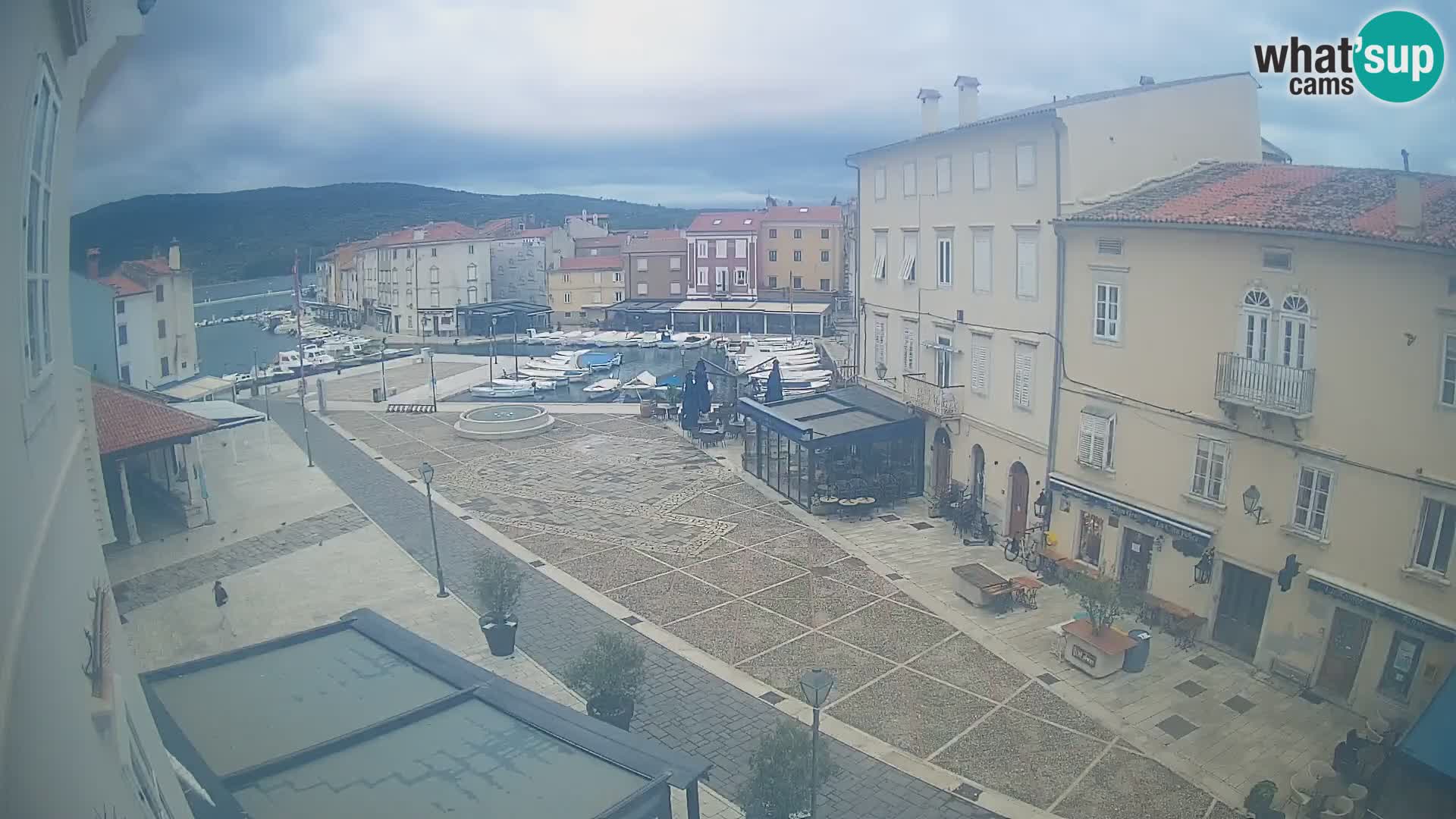 Web kamera Grad Cres – glavni trg i “mandrač” – otok Cres