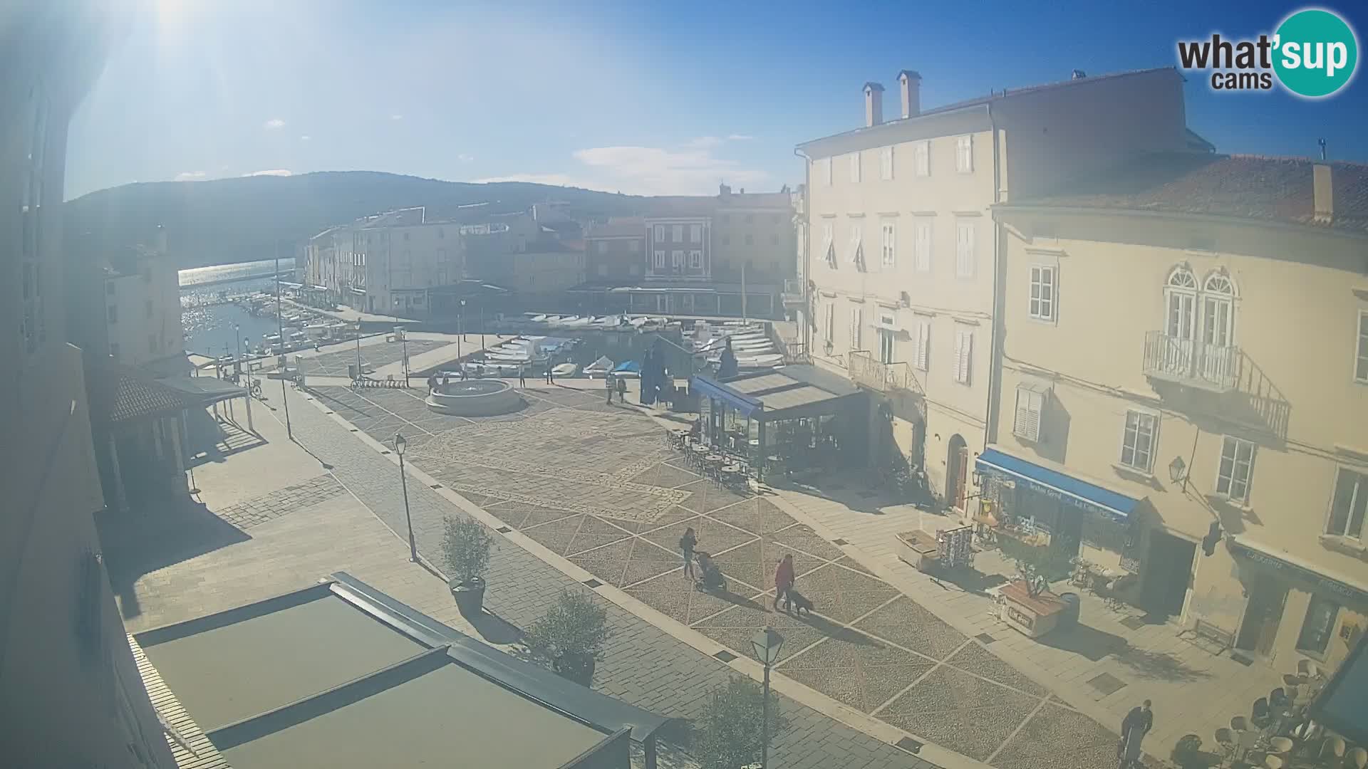 V ŽIVO spletna kamera Cres mesto – glavni trg in “mandrač” – otok Cres – Hrvaška