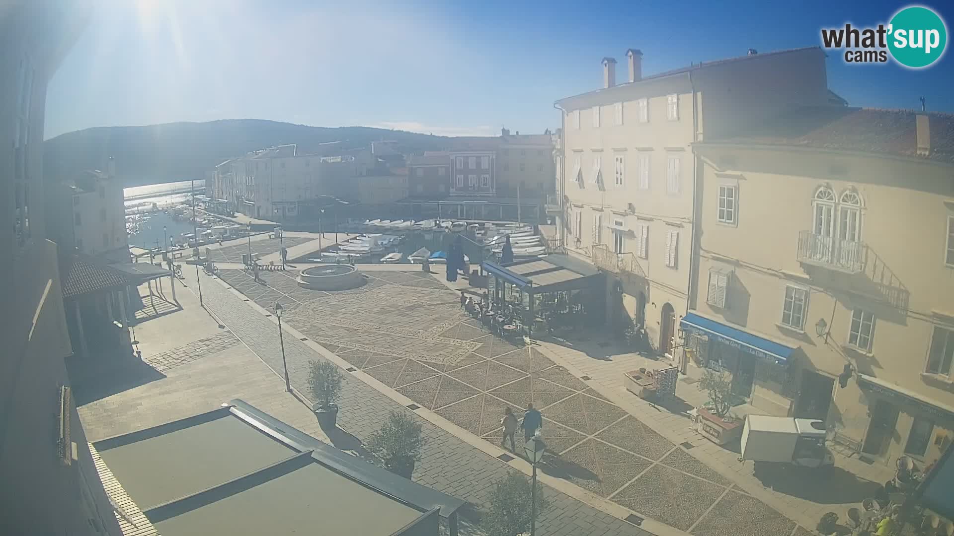 LIVE cam Cres city – place principale et “mandrač” – île de Cres – Croatie